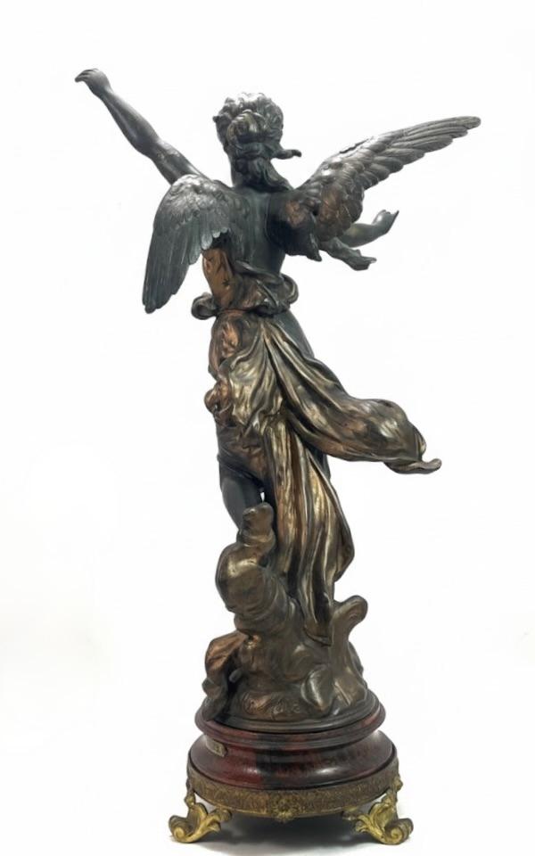 Pełnoplastyczna figura uskrzydlonej minerwy