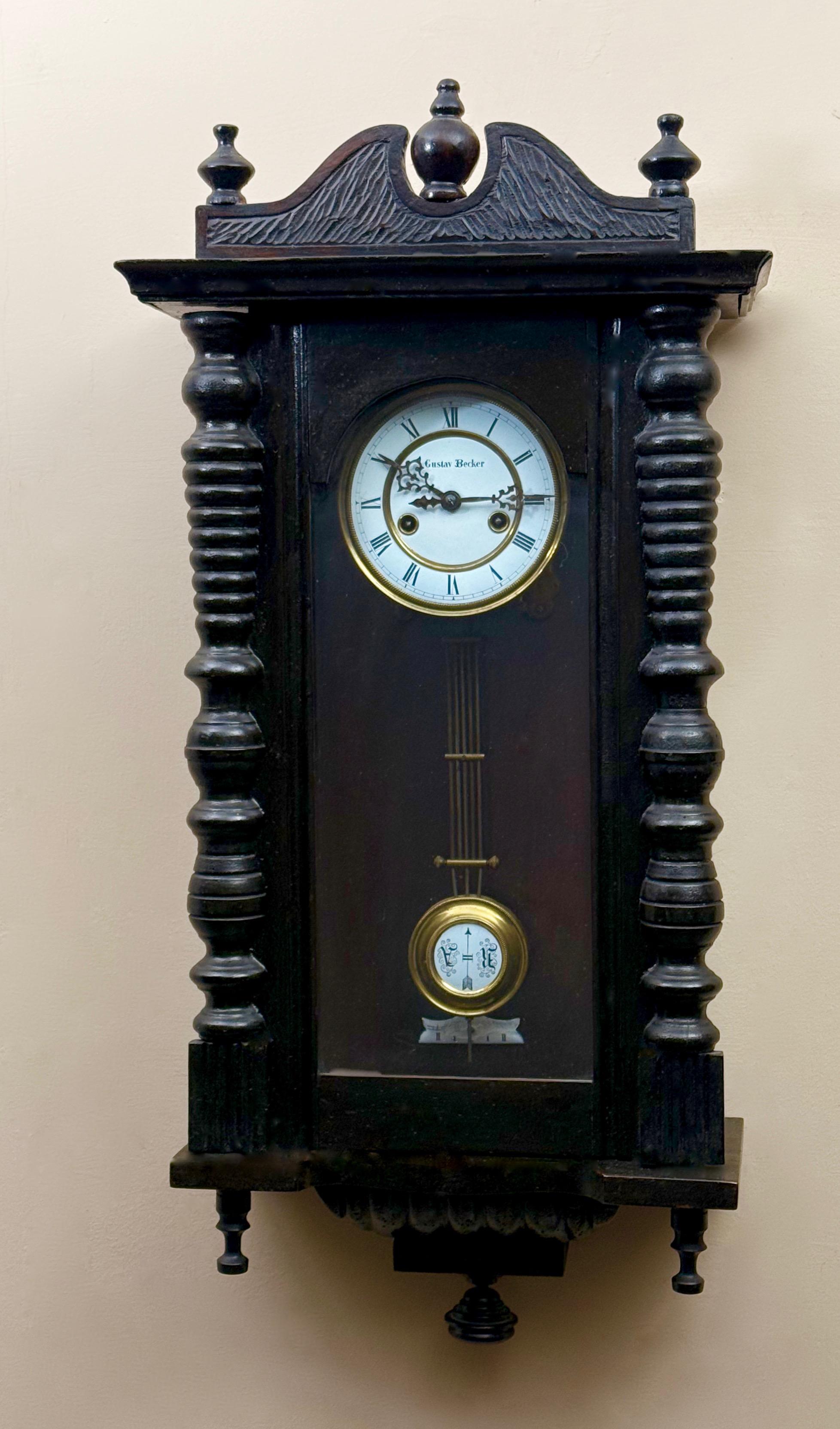 Dekoracyjny zegar ścienny szafkowy