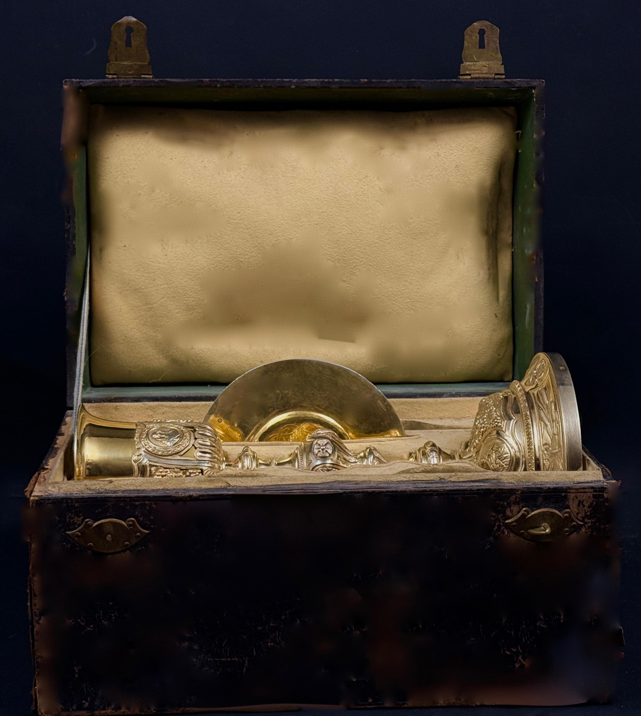 Srebrny kielich z pateną i oryginalnym etui, masa łączna 760 g