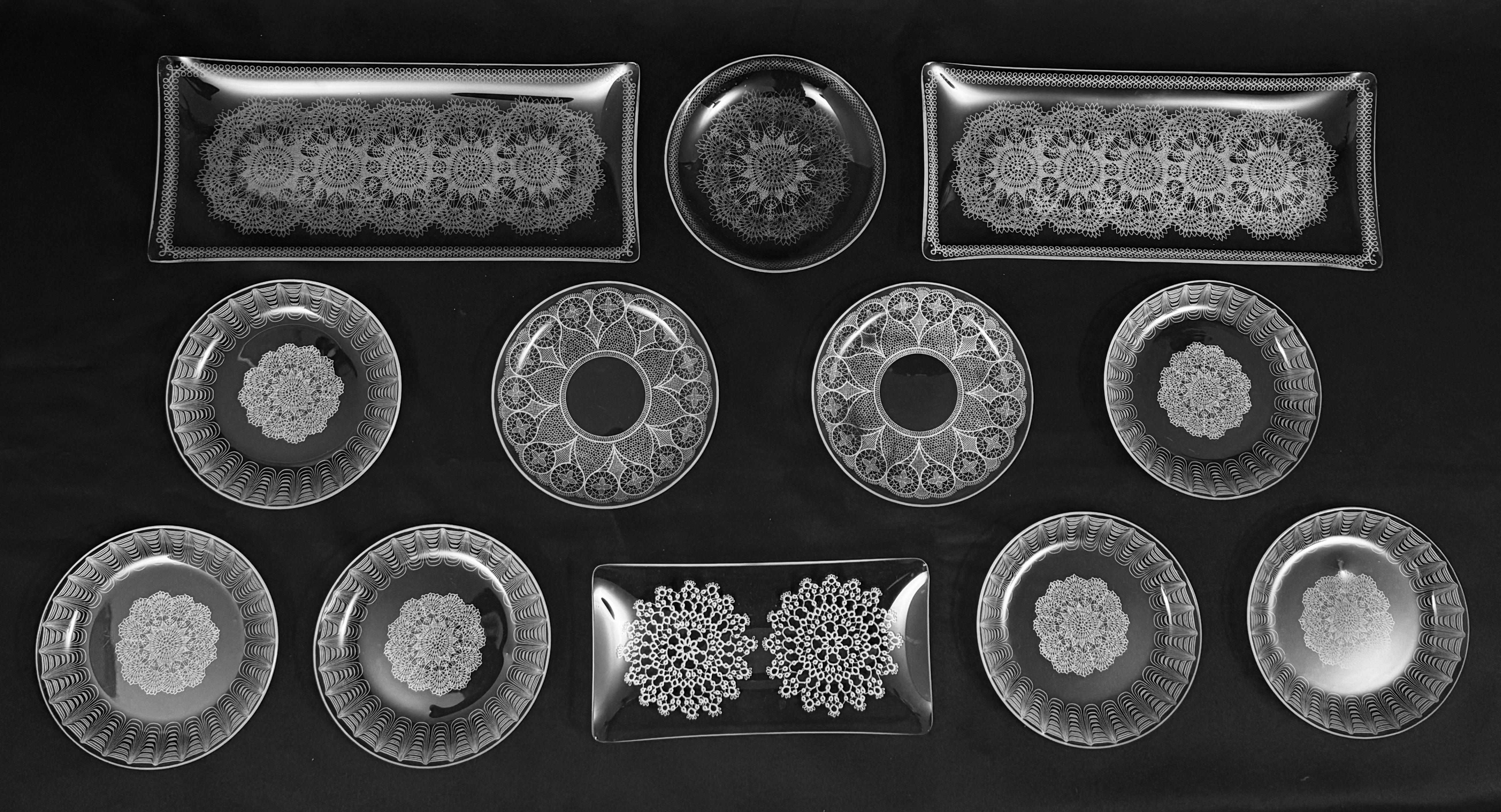 Dekoracyjny szklany zestaw zdobiony ornamentami i rozetami -12 sztuk