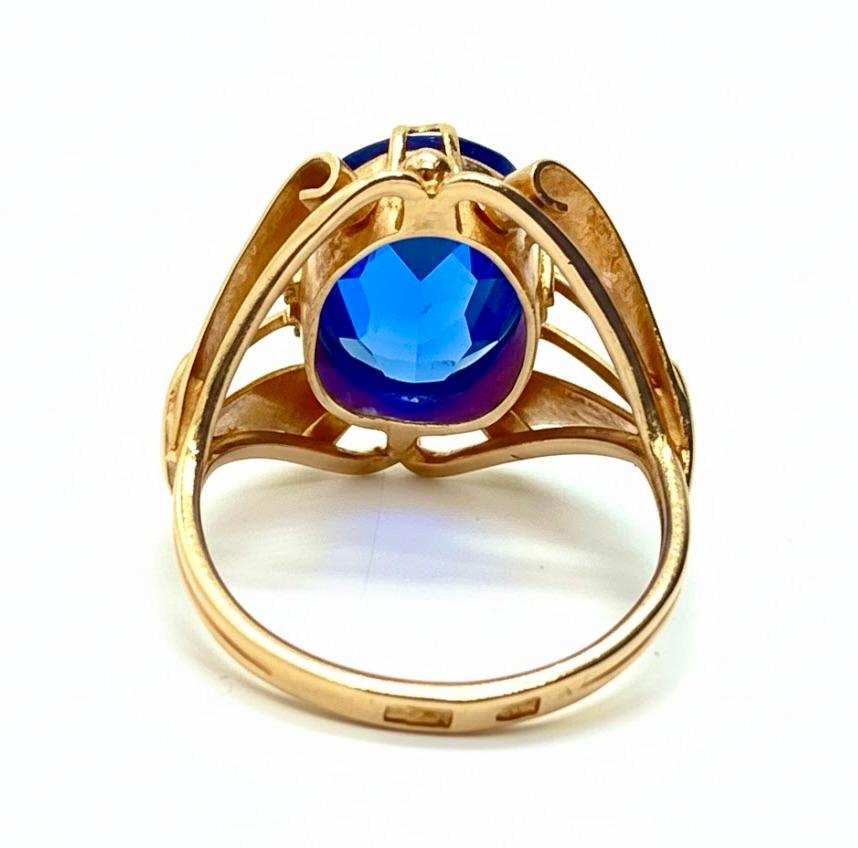 Złoty pierścionek zdobiony syntetycznym szafirem, masa łączna 6,2 g