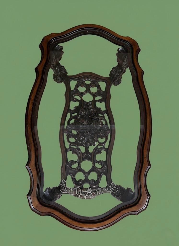 Ozdobny stolik salonowy ze szklanym blatem