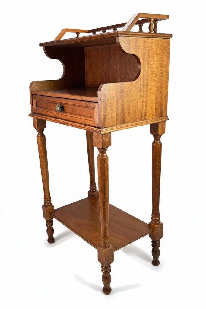 Salonowa szafka z galeryjką, szufladką i dolną półką