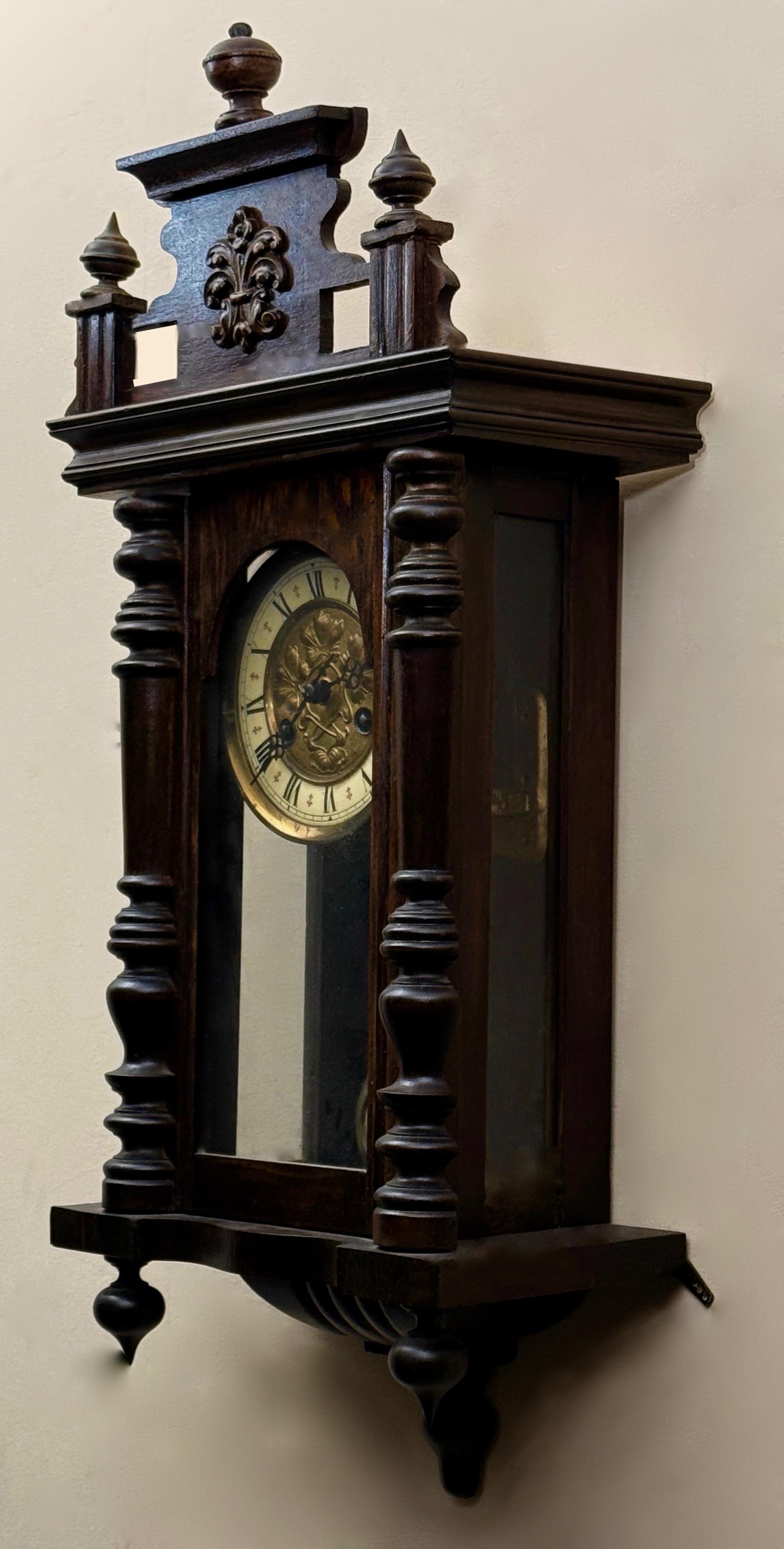 Dekoracyjny zegar ścienny szafkowy