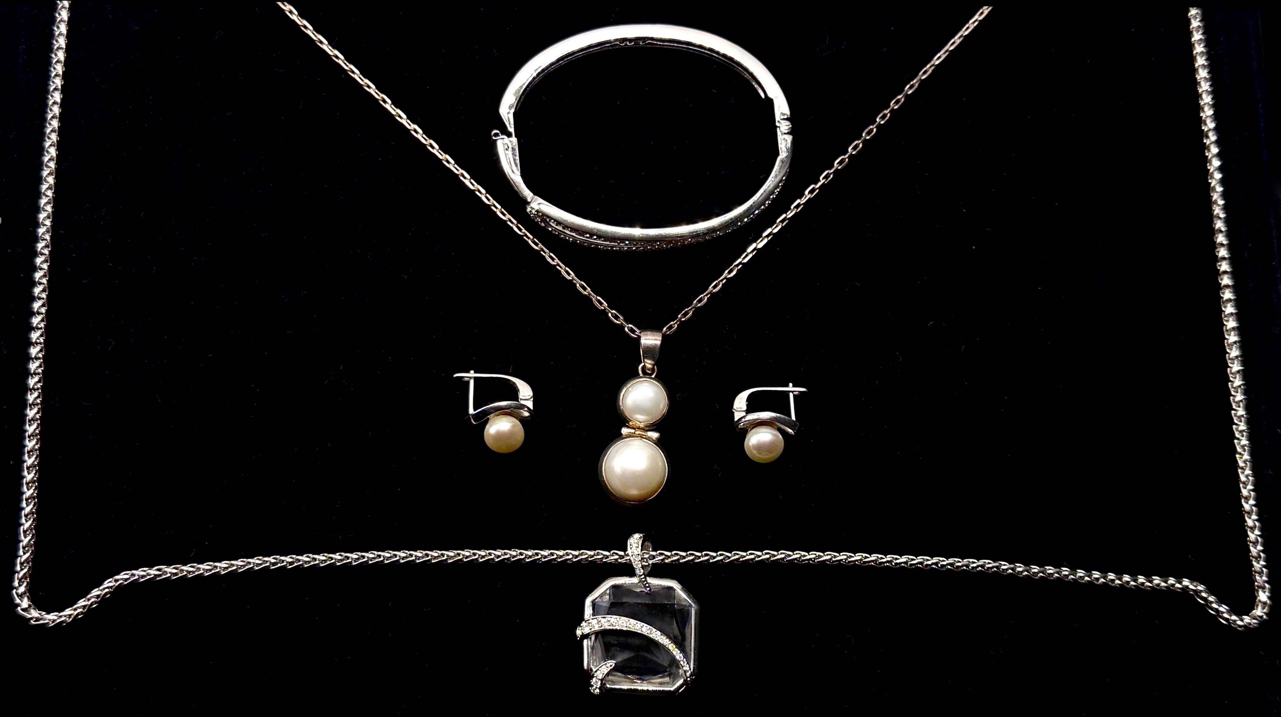 Dwa zestawy biżuterii