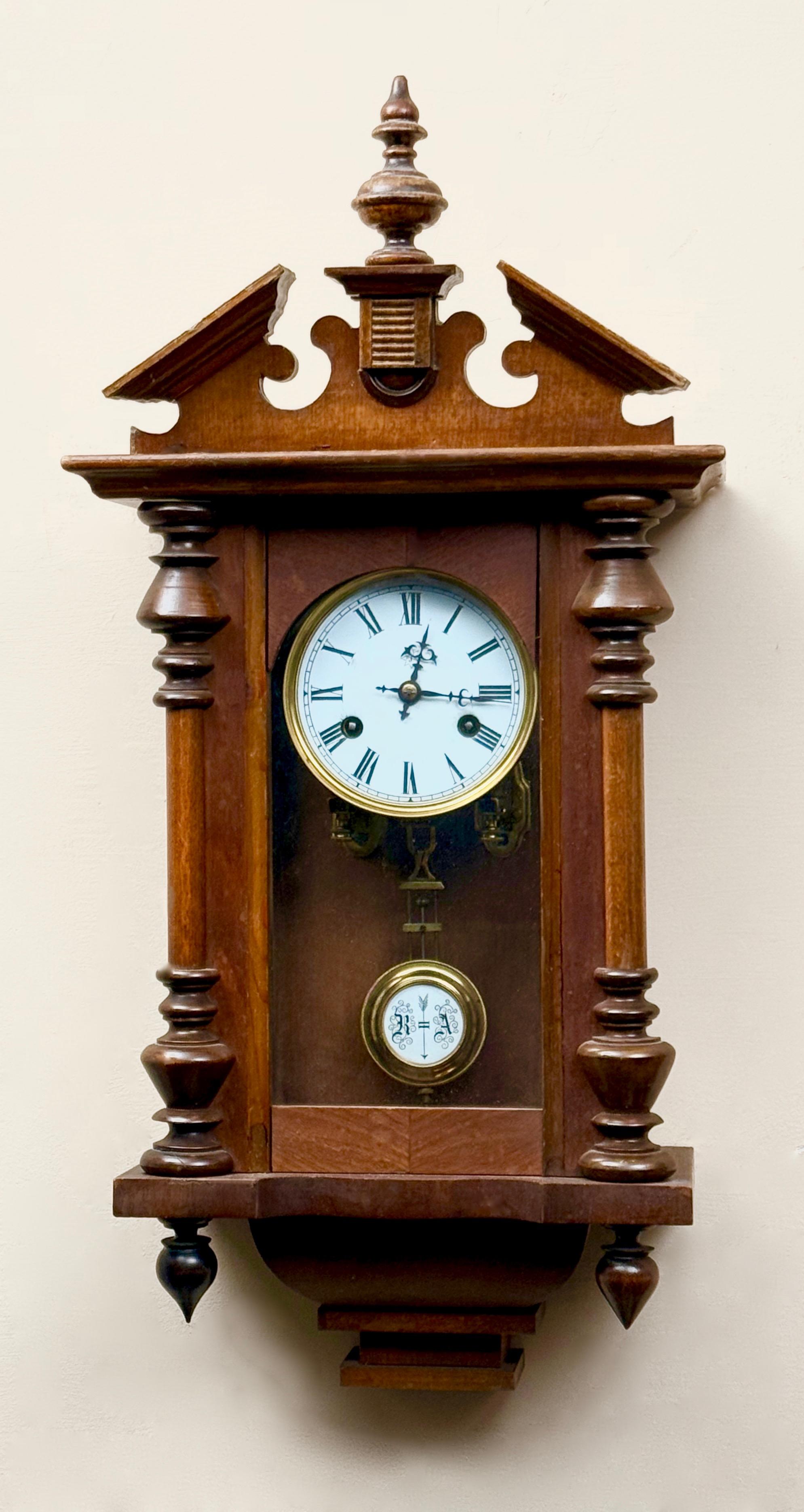 Dekoracyjny zegar ścienny szafkowy