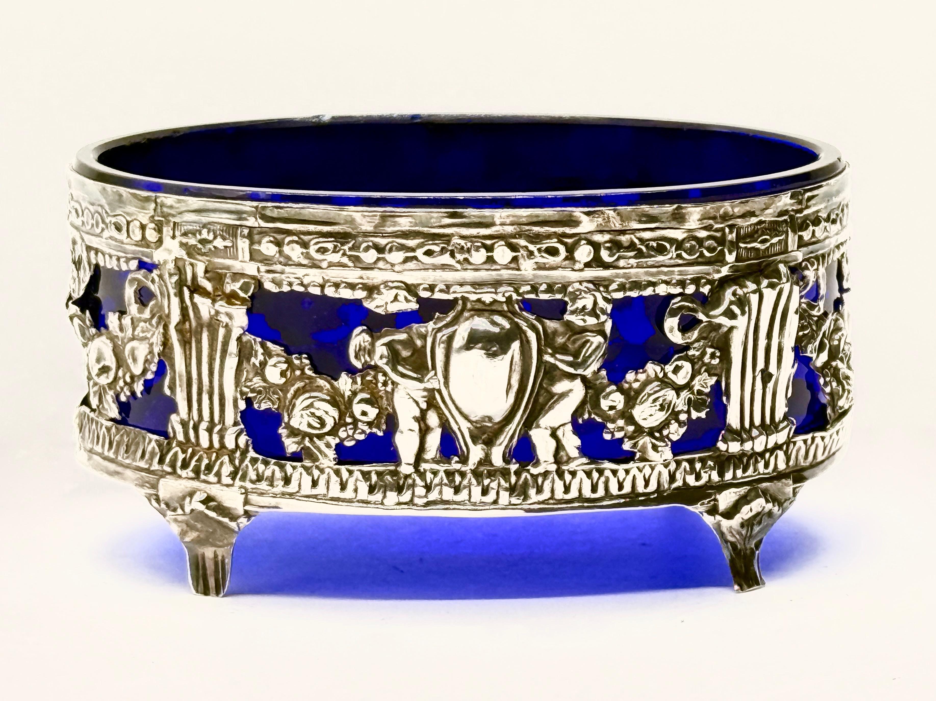 Srebrna solniczka ze szklanym kobaltowym wkładem, masa 104 g