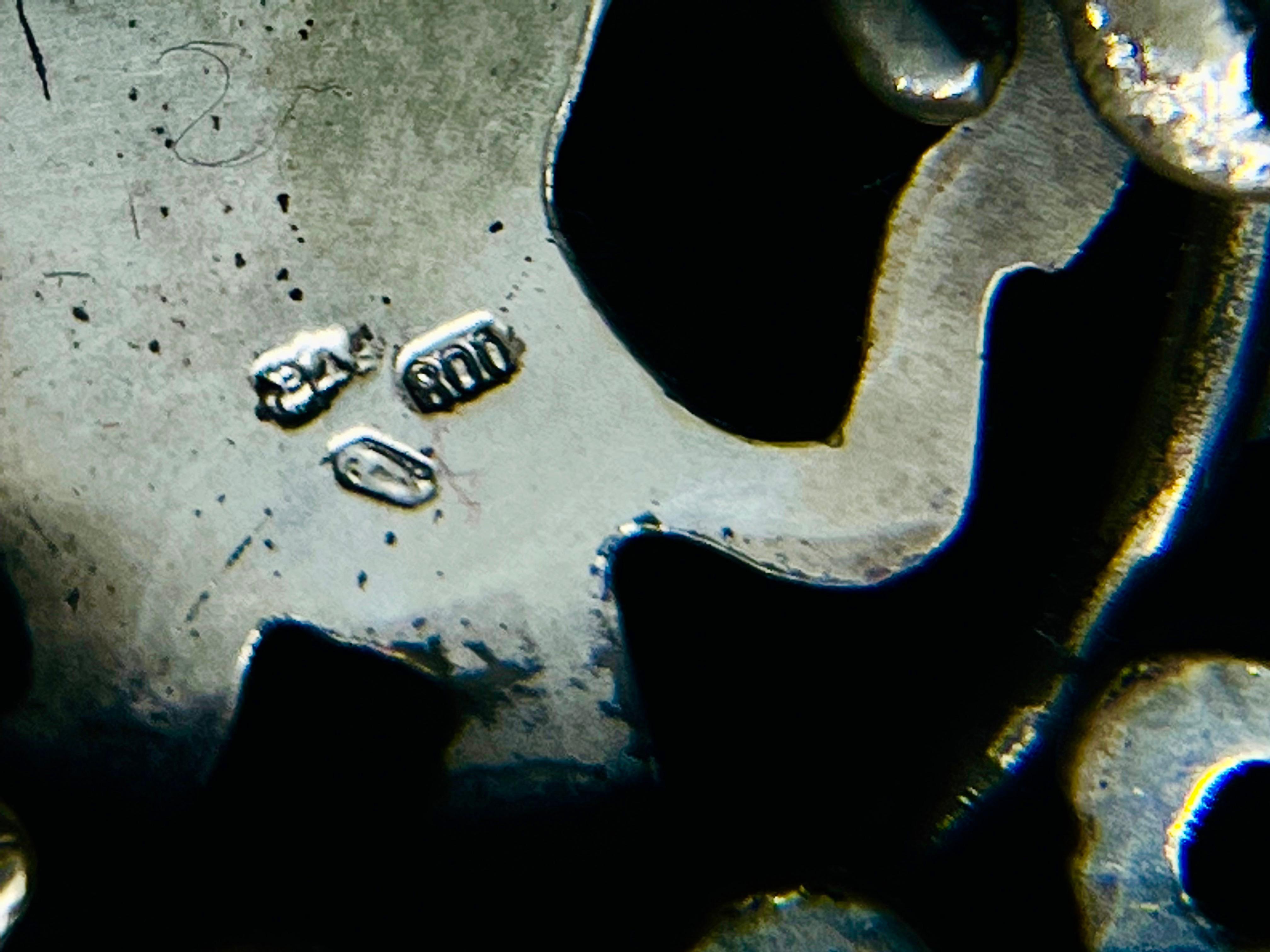 Srebrna statuetka z wizerunkiem św. Jerzego walczącego ze smokiem