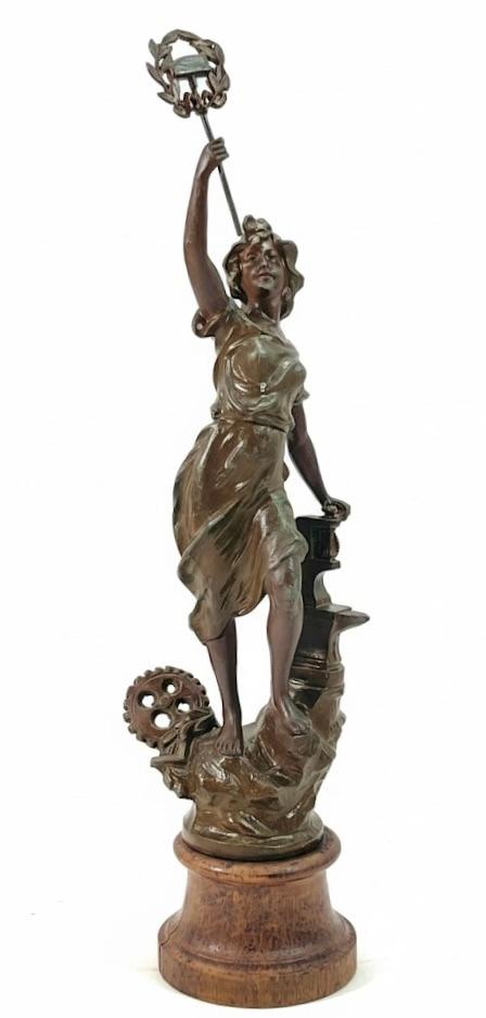 Pełnoplastyczna figura kobiety stojąca na drewnianym cokole