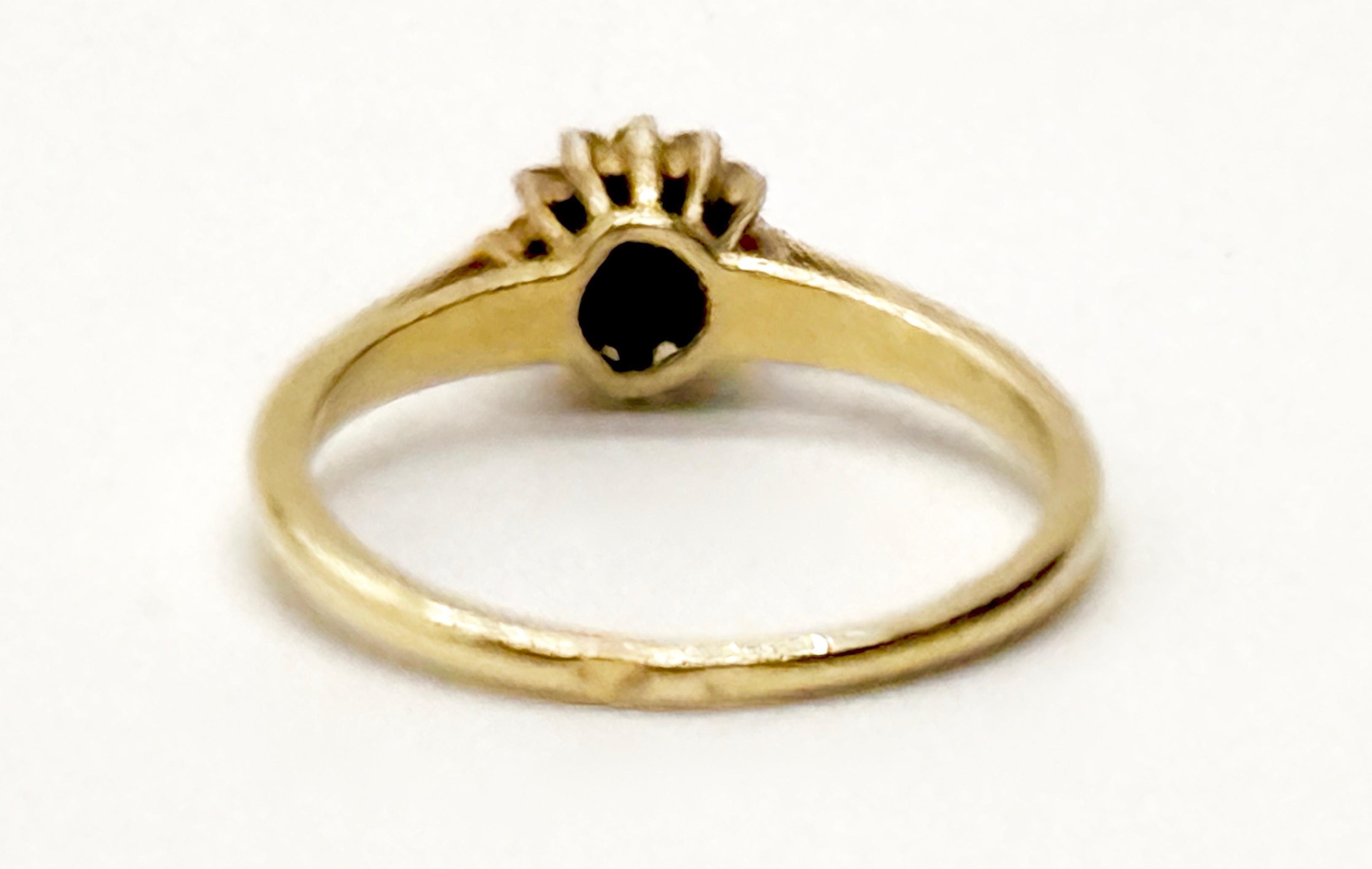 Złoty pierścionek z diamentami, masa 2,2 g