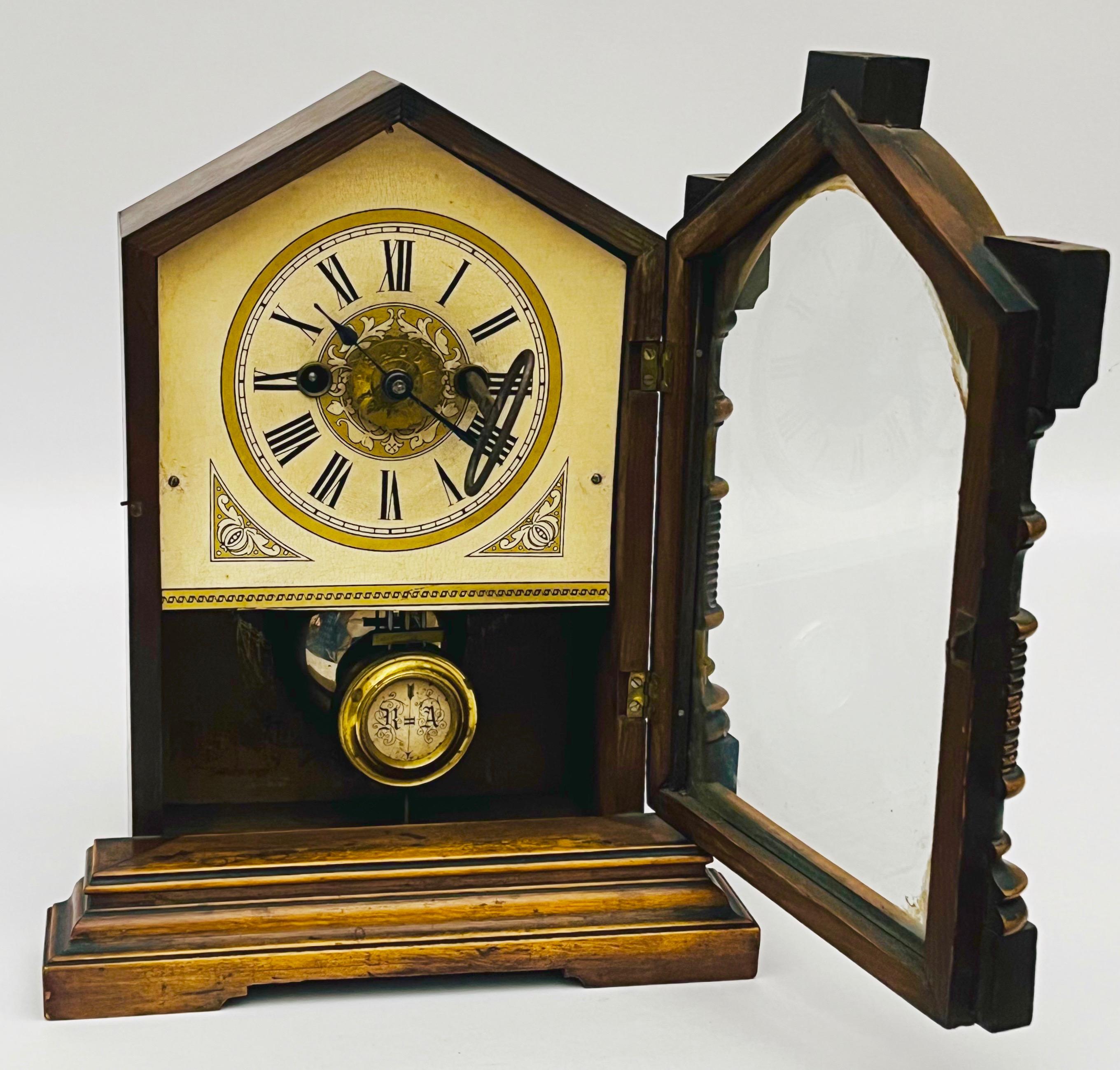 Zegar komodowy zdobiony dwoma bocznymi tralkowymi filarami