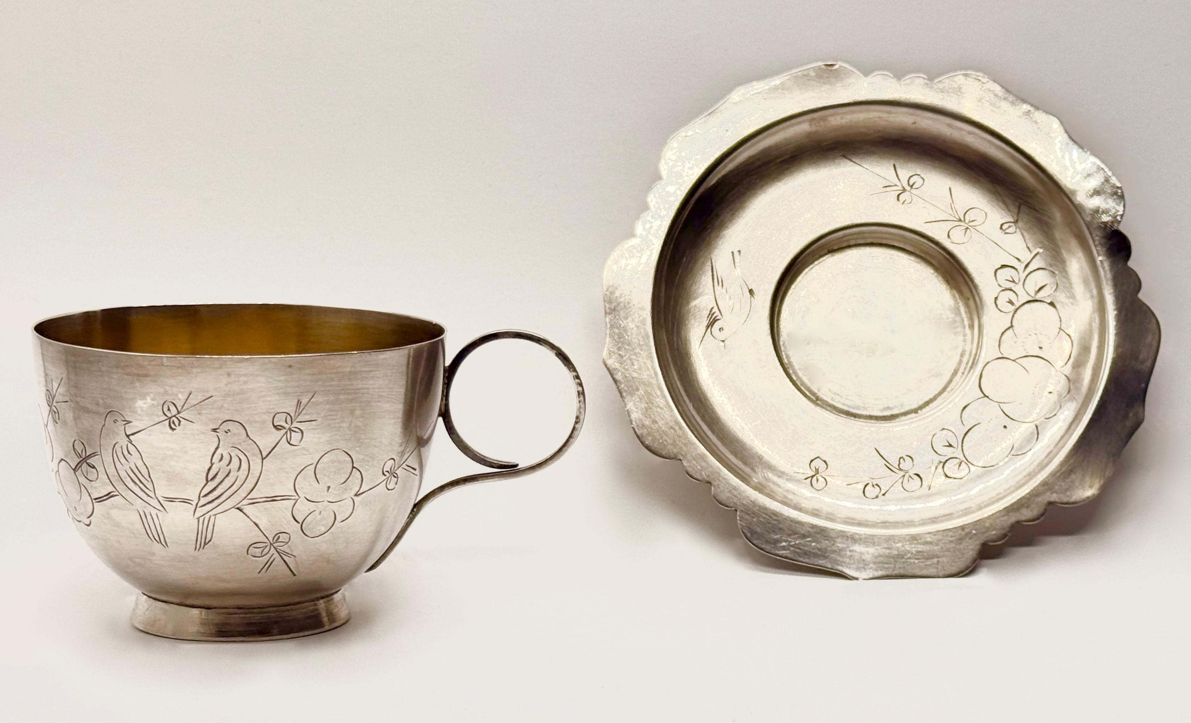 Srebrna filiżanka z wielolistnym spodkiem , masa łączna 141 g