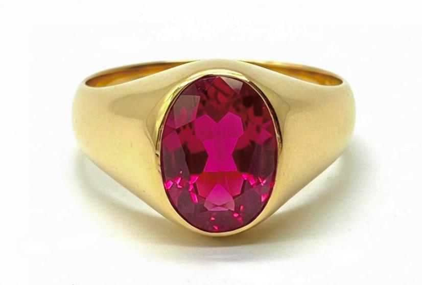 Złoty pierścionek zdobiony syntetycznym rubinem, masa łączna 10 g