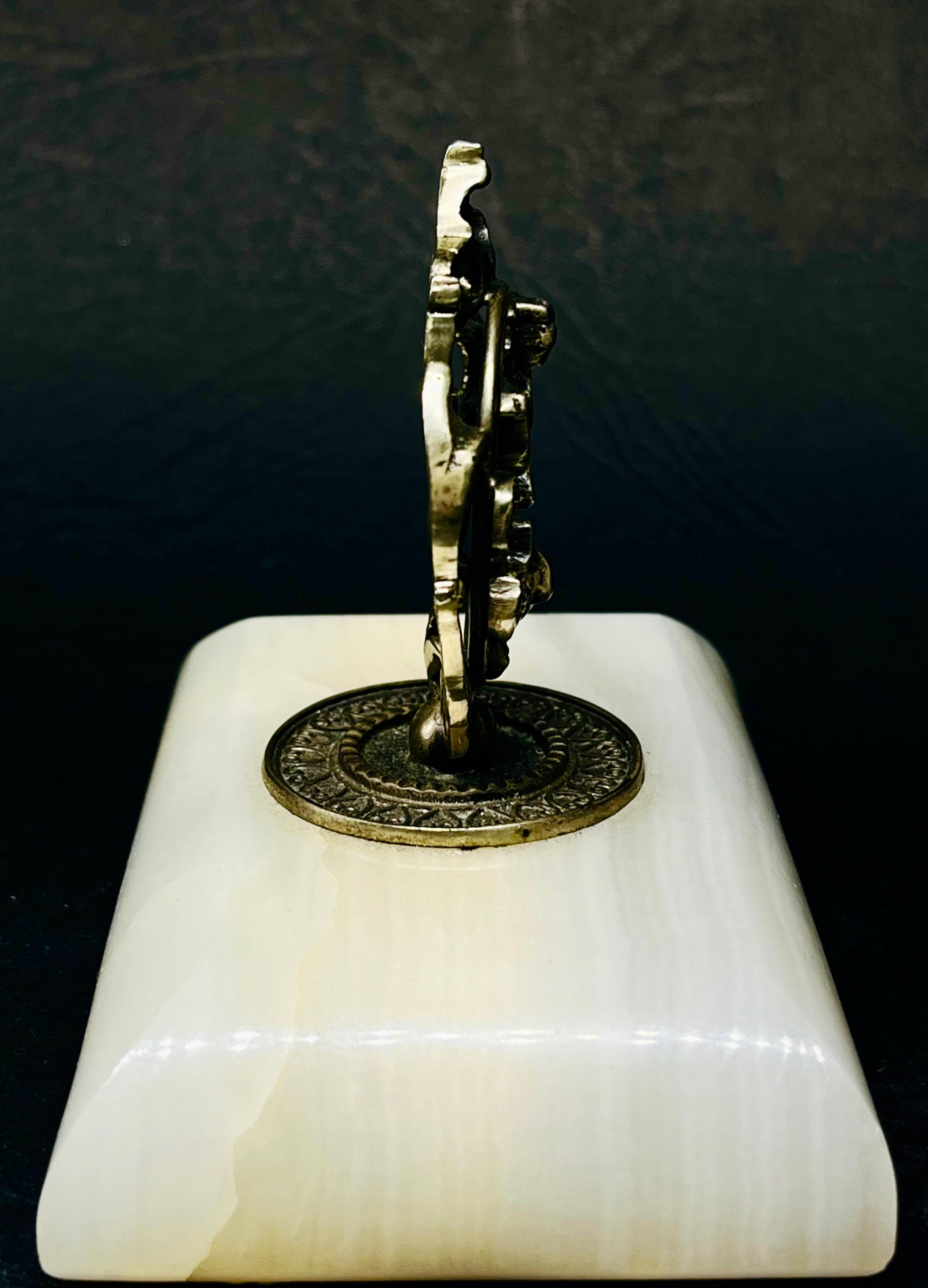 Srebrna statuetka z wizerunkiem św. Jerzego walczącego ze smokiem