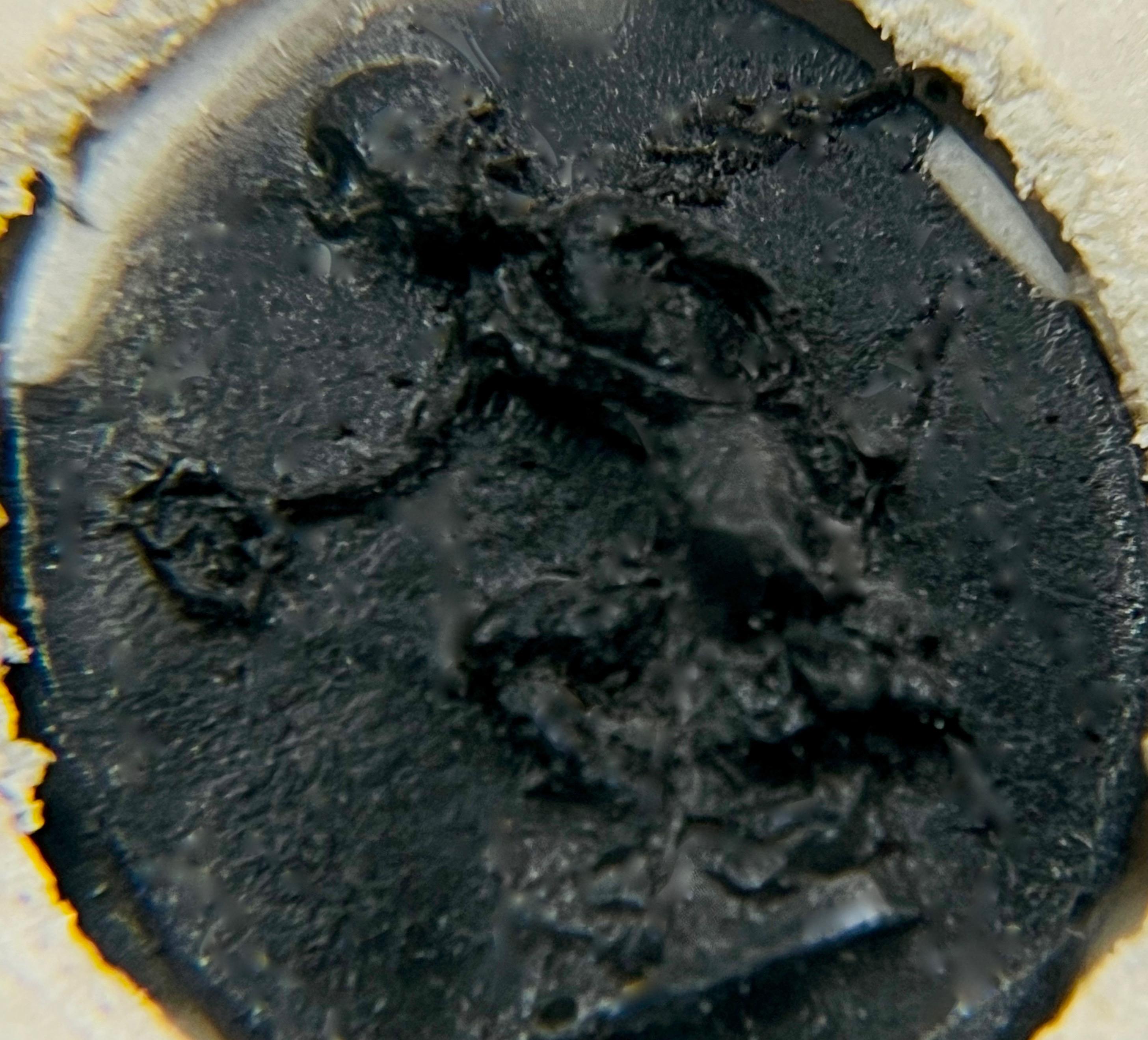 Dekoracyjny  owalny medalion zdobiony płaskorzeźbą z dwójką dziewcząt