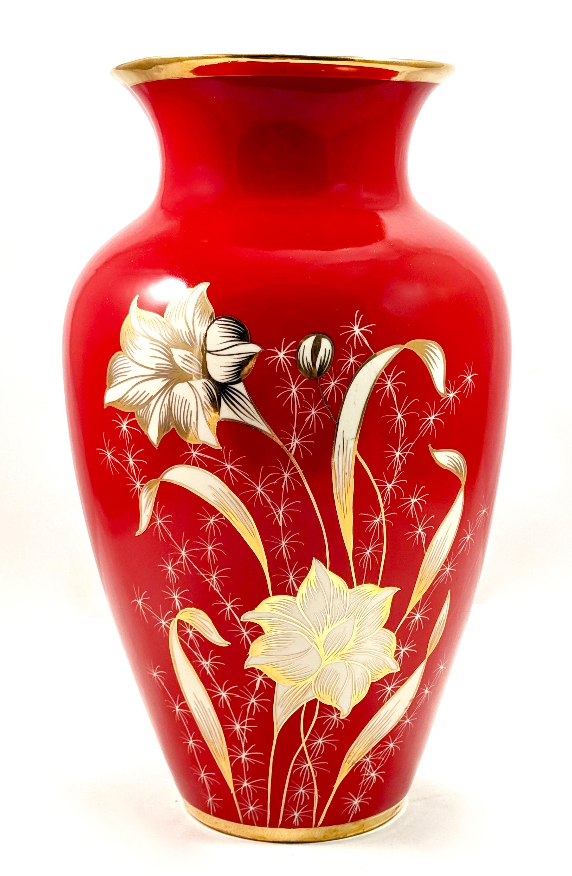 Wazon porcelanowy , Chodzież