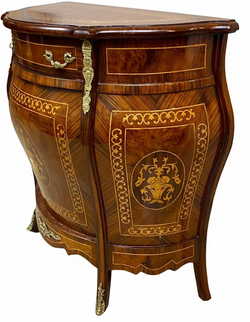 Komoda salonowa w stylu Empire stojąca na 4 giętych nogach