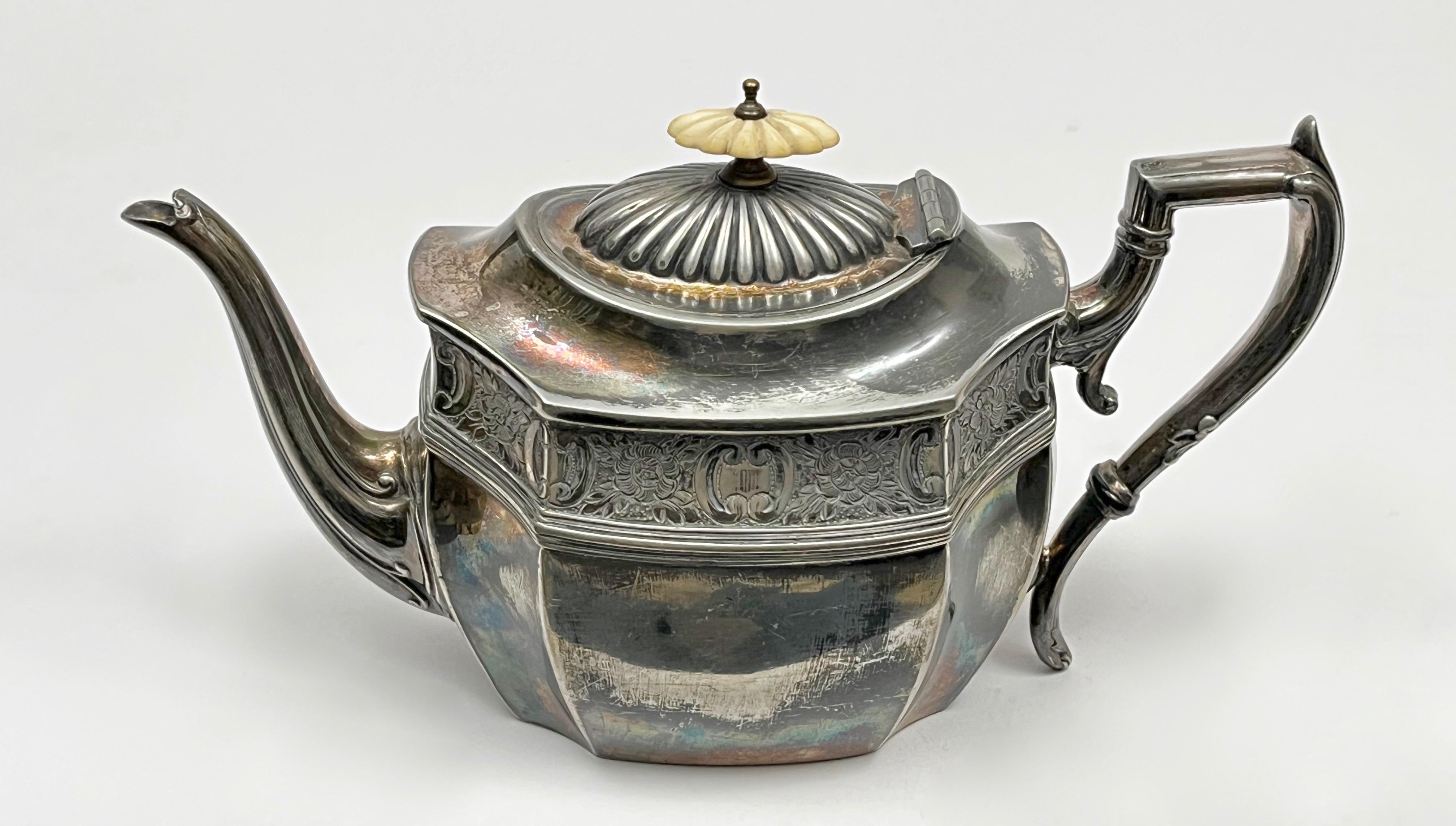 Ozdobny czajnik platerowy z nakrywą