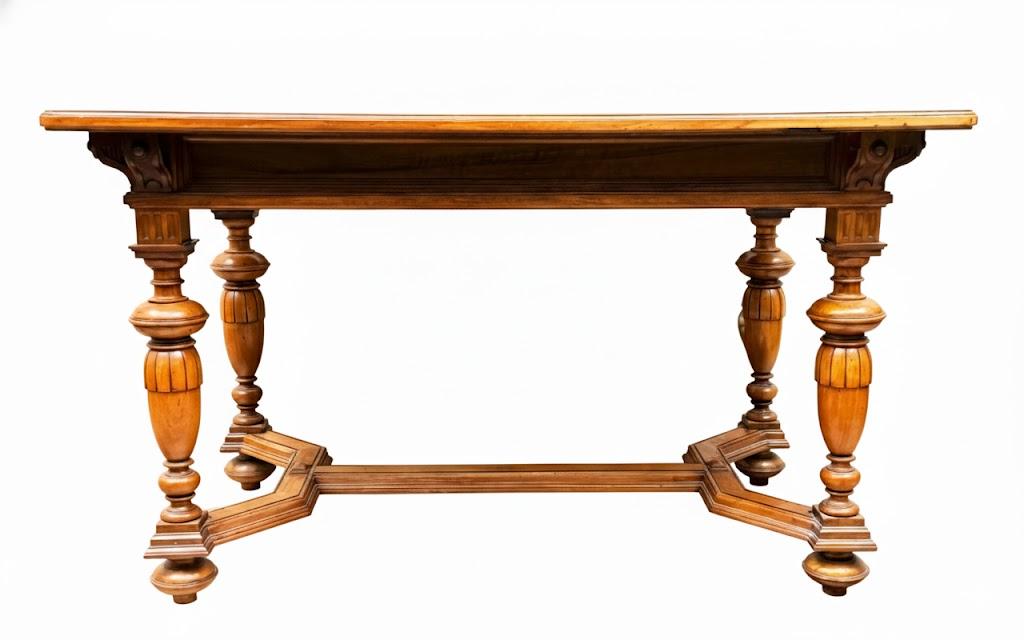 Salonowy stół w stylu barokowym