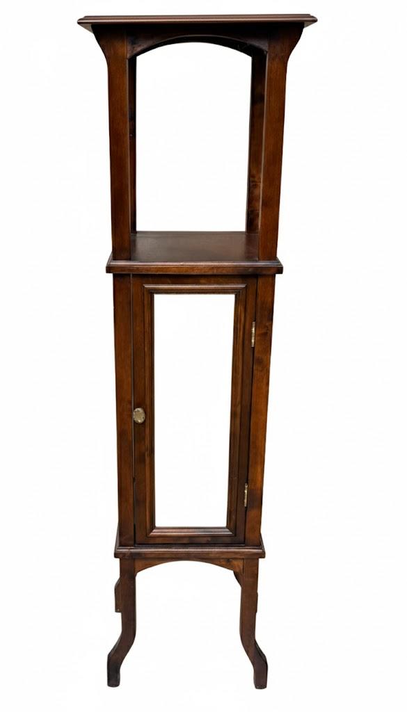 Secesyjna witrynka stojąca na 4 giętych nogach