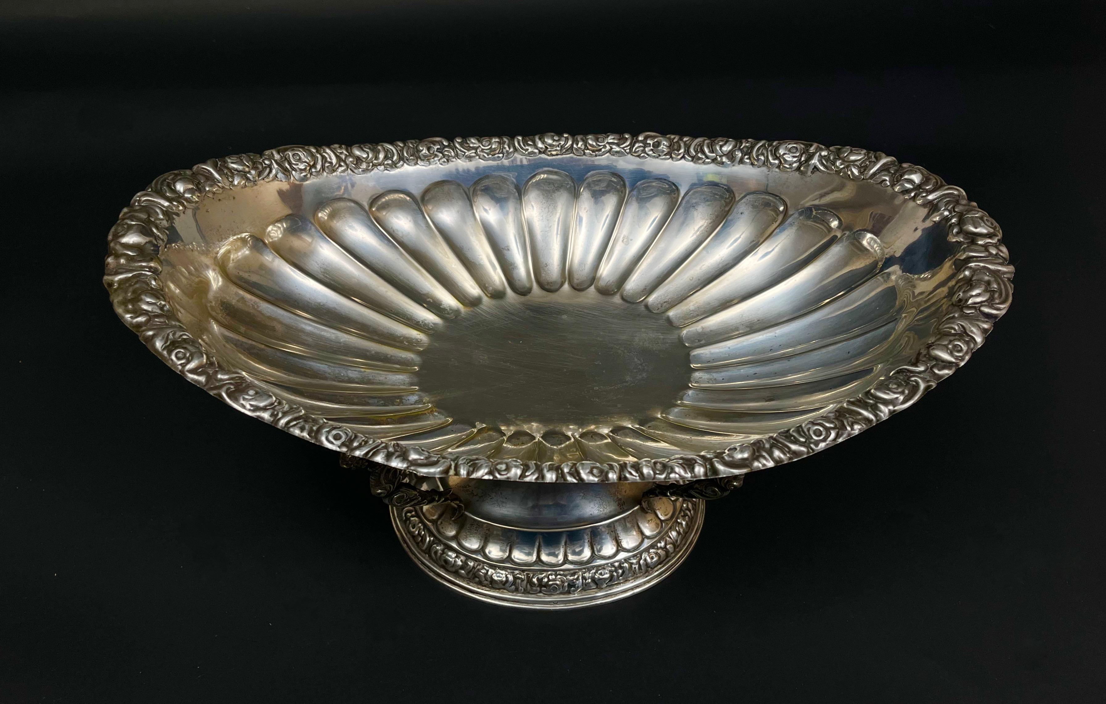 Dekoracyjna patera platerowa stojąca na 4 gryfowych nogach