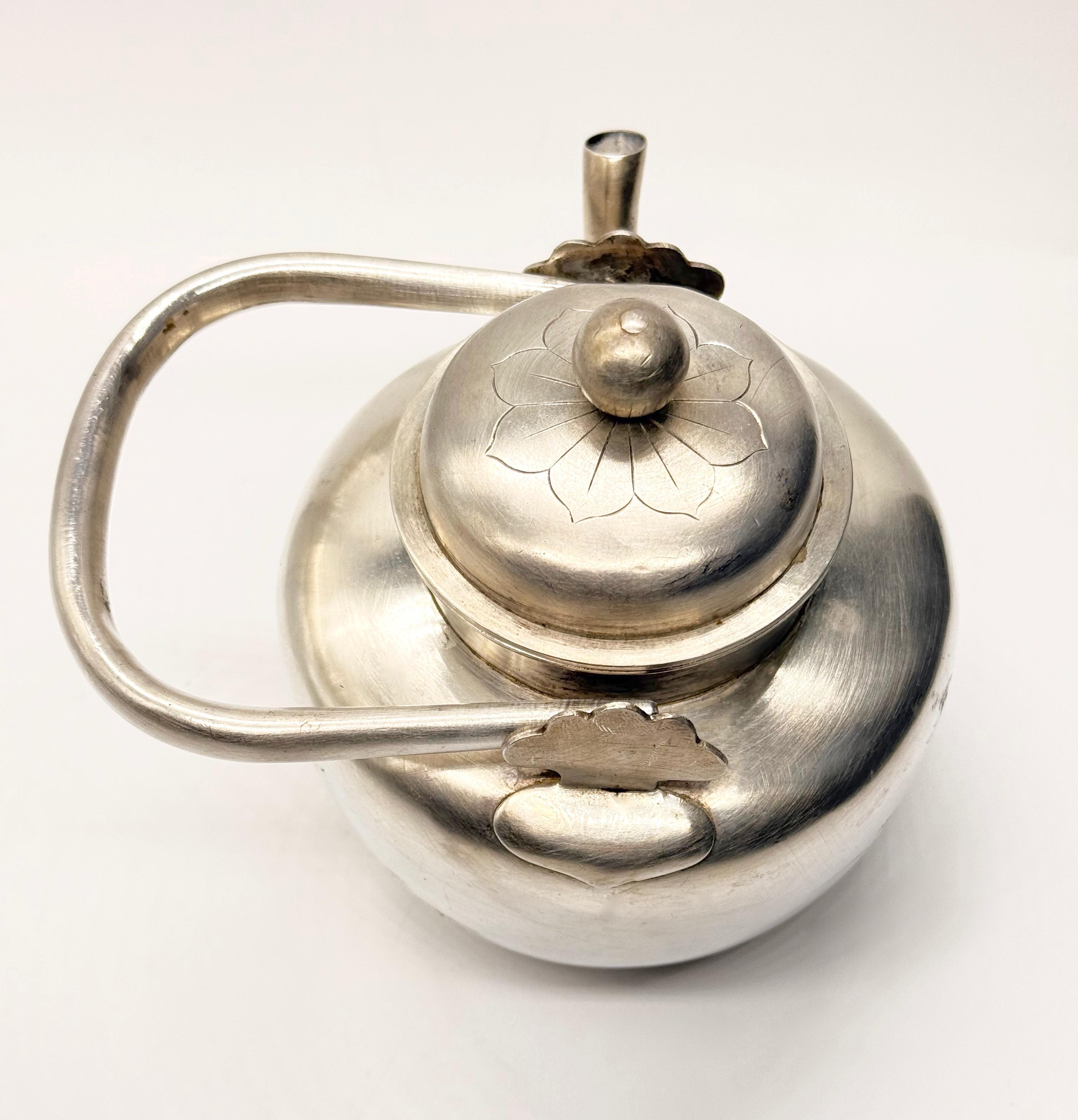 Srebrny czajnik z uchwytem i nakrywą , masa 402 g