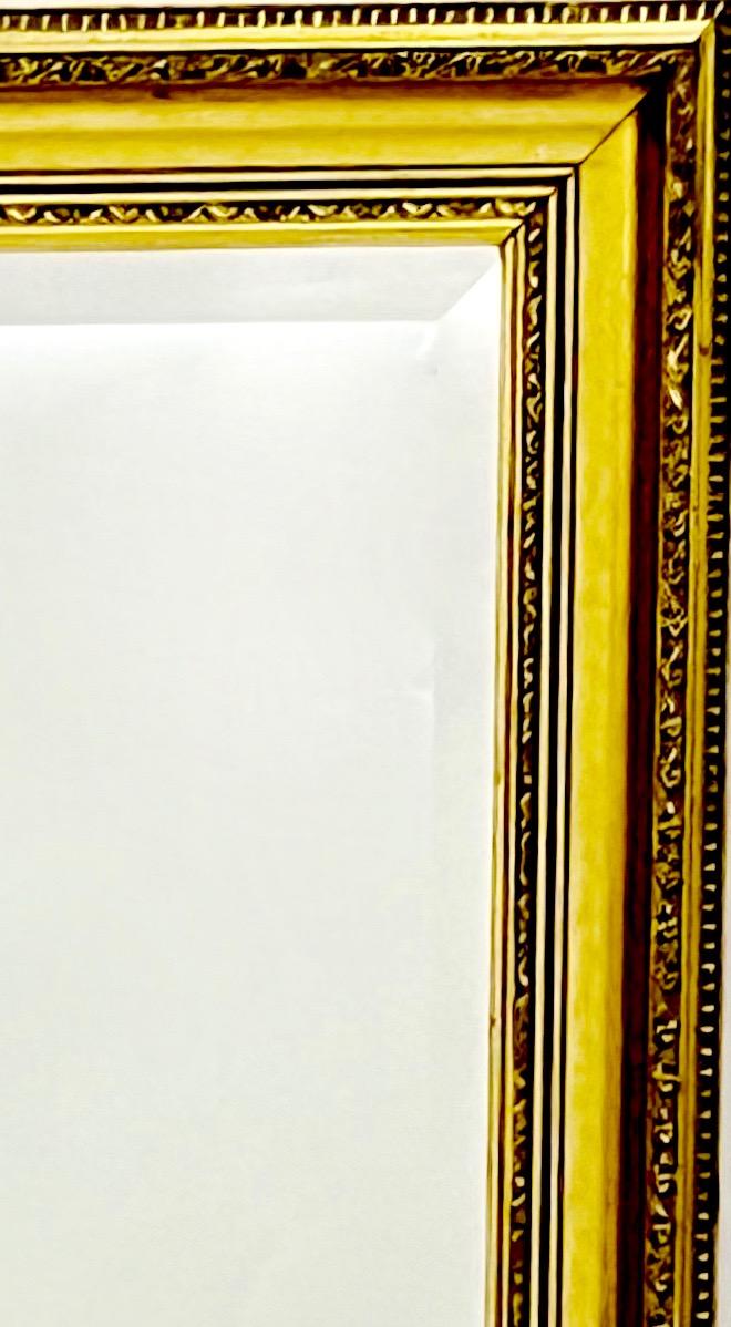 Dekoracyjne lustro w zdobnej złoconej ramie
