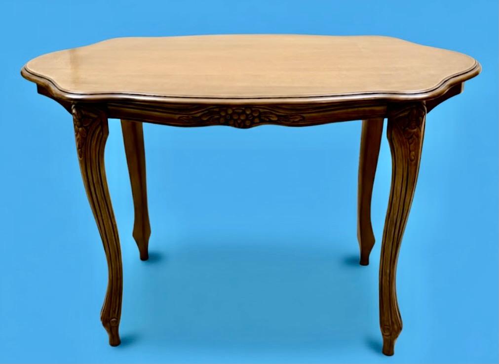 Stolik salonowy stojący na 4 giętych nogach