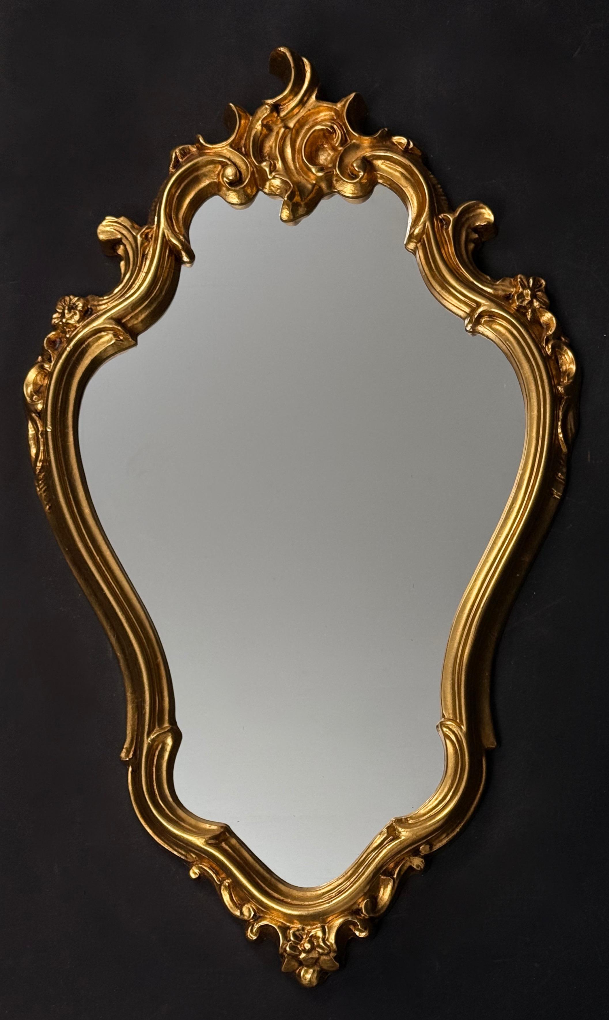 Lustro salonowe w dekoracyjnej ramie