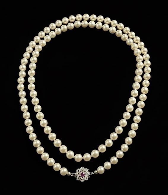 Naszyjnik z pereł Akoya ze złotym zapięciem z rubinem 