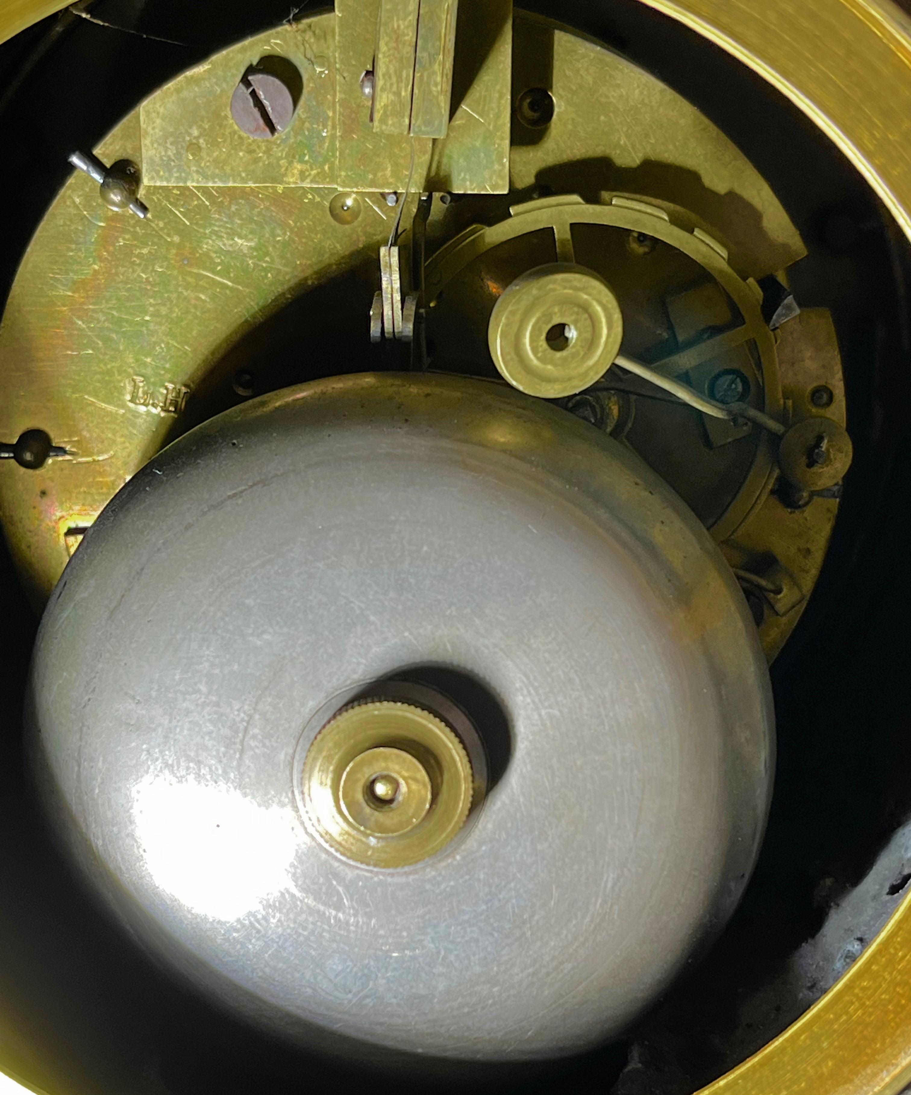 Dekoracyjny zegar zdobiony figurą renesansowego malarza Rafaela