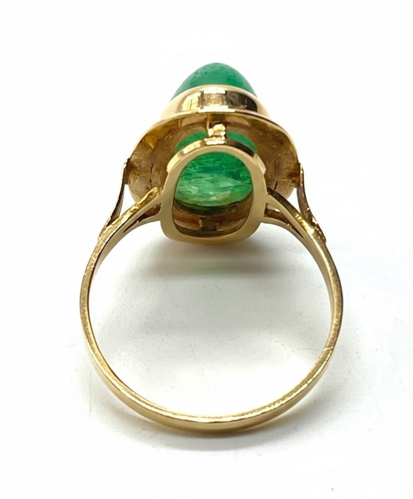 Złoty pierścionek zdobiony nefrytem, masa łączna 6,5 g