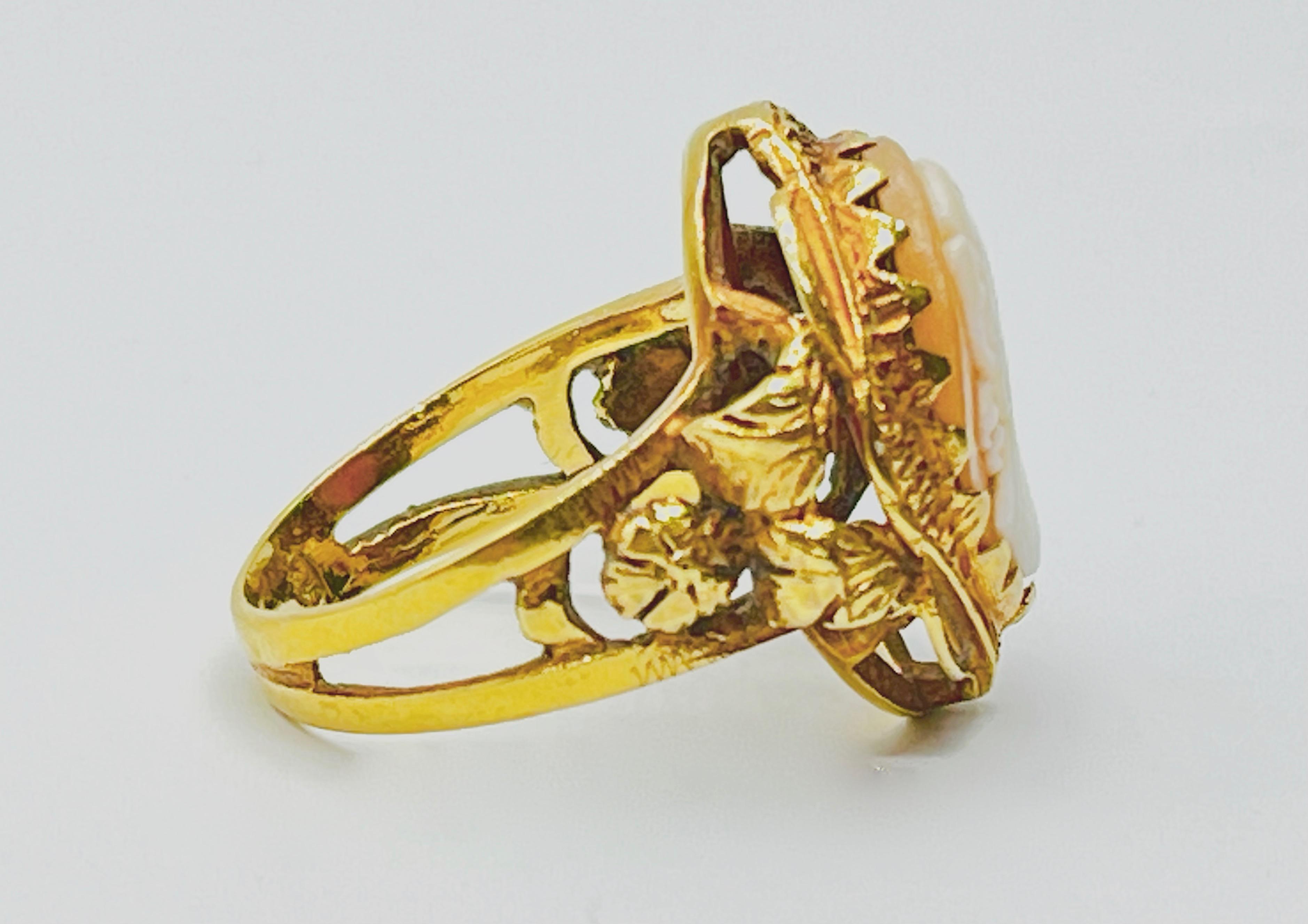 Złoty pierścionek zdobiony kameą