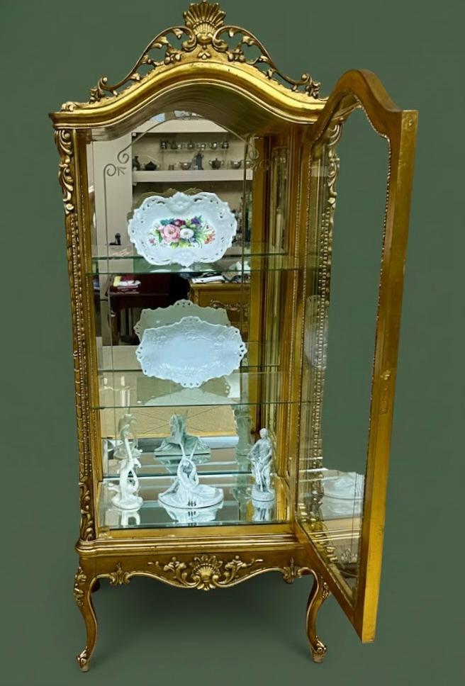 Salonowa złocona witryna jednodrzwiowa w stylu barokowym