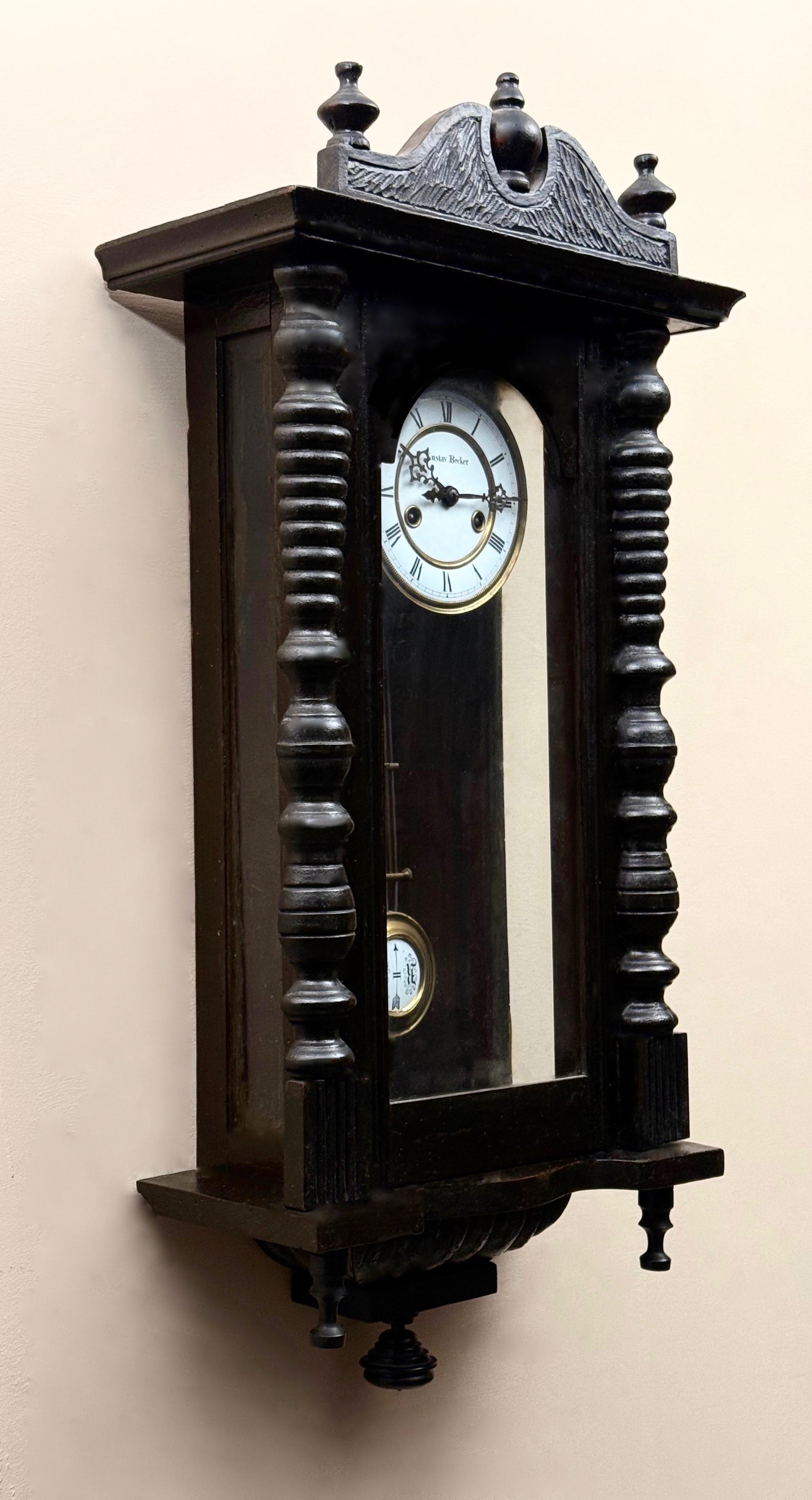 Dekoracyjny zegar ścienny szafkowy