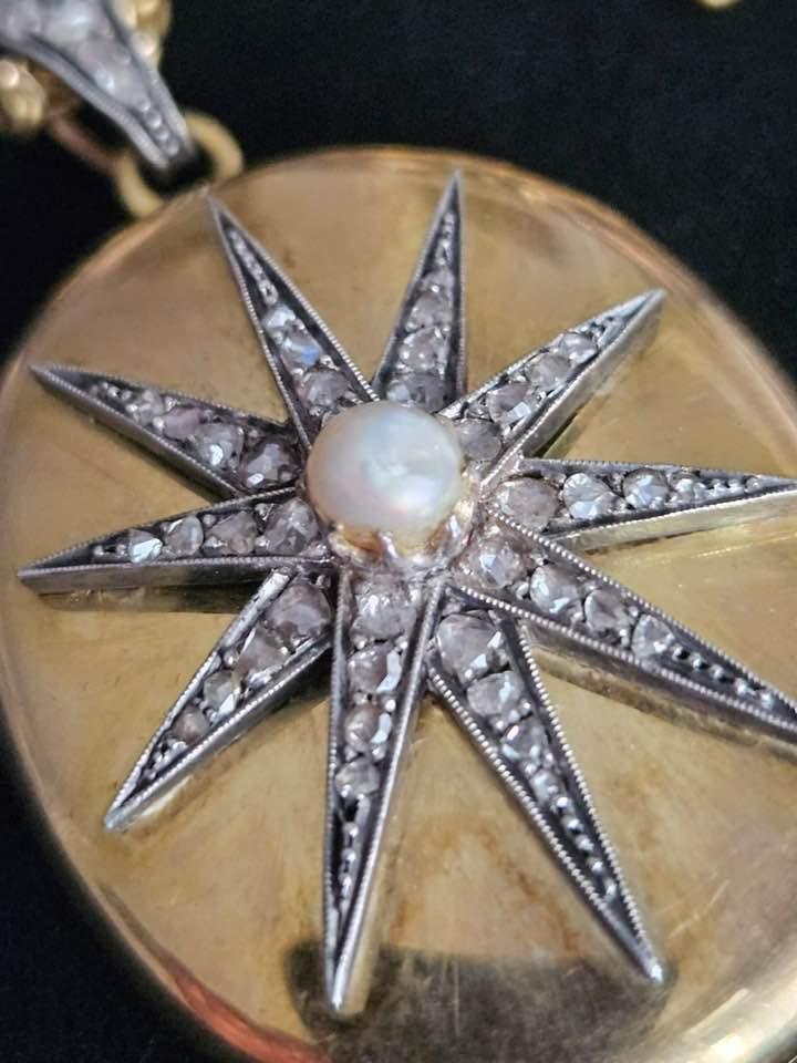 Zabytkowy złoty owalny wisior, zdobiony gwiazdą z diamentami w szlifie rozetowym i perłą, Francja XIX w.