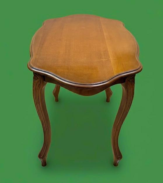 Stolik salonowy stojący na 4 giętych nogach