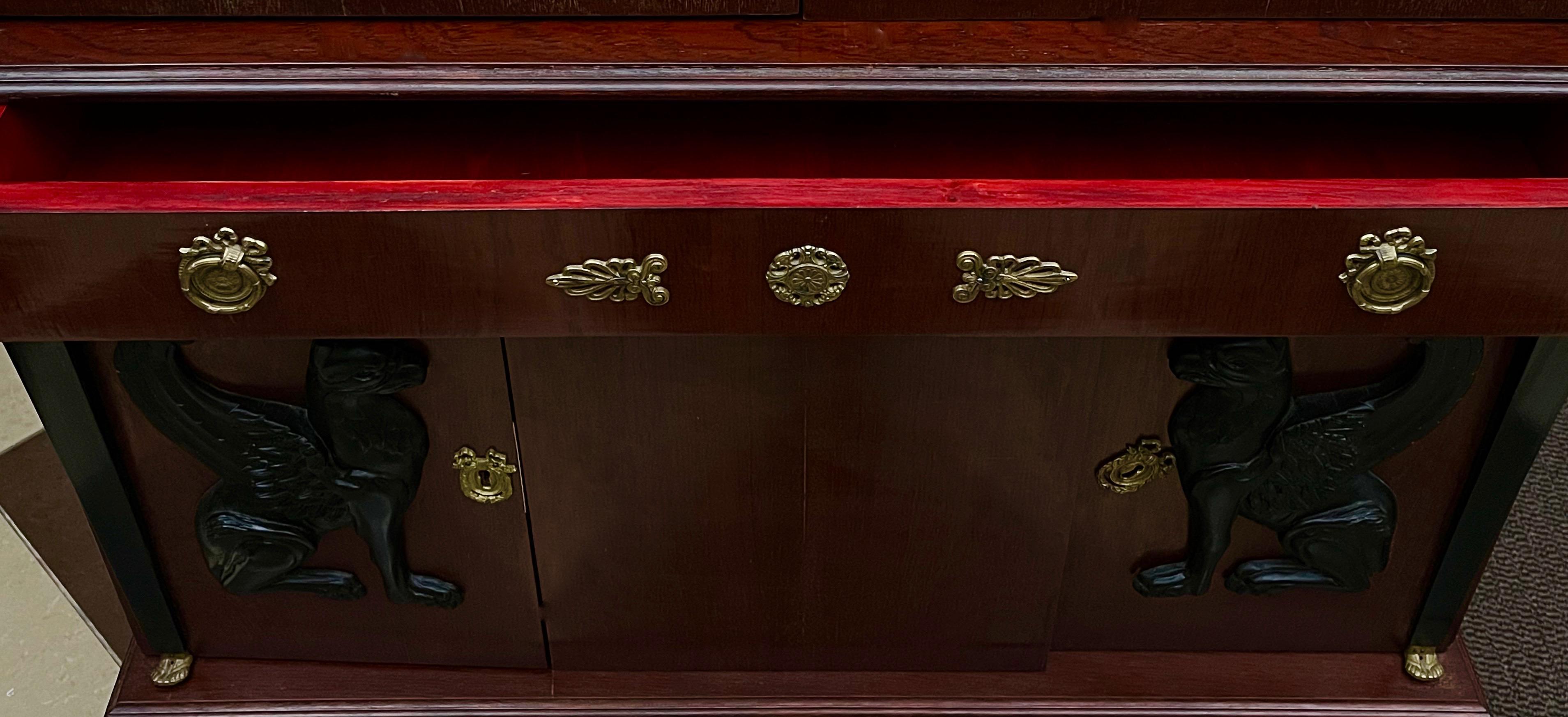 Dekoracyjna szafa z 4 drzwiczkami i 6 szufladami