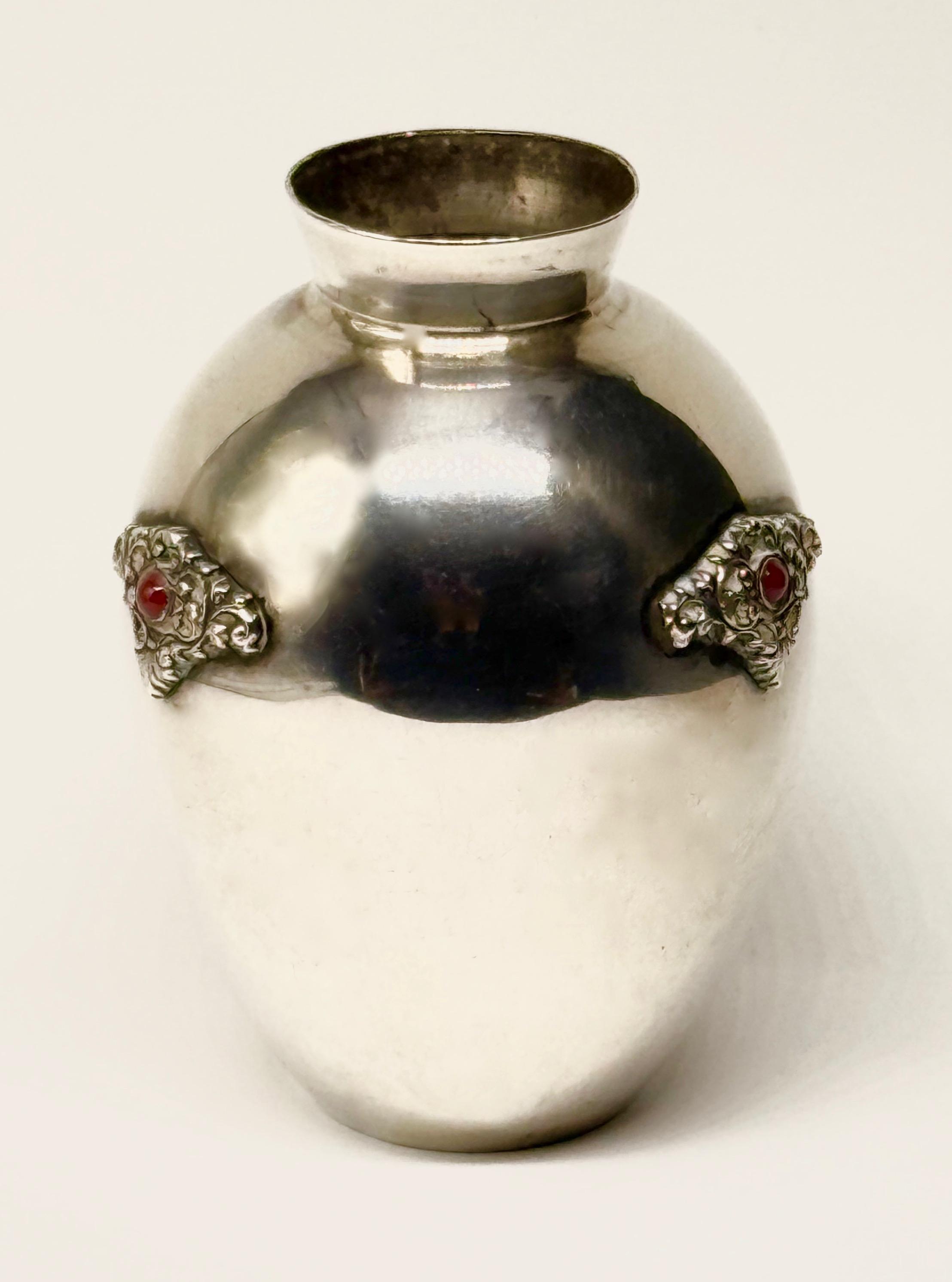 Srebrny wazon zdobiony 3 kartuszami z 3 kaboszonami, masa 136 g