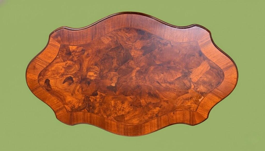 Stolik salonowy z wielolistnym blatem stojący na 4 giętych nogach