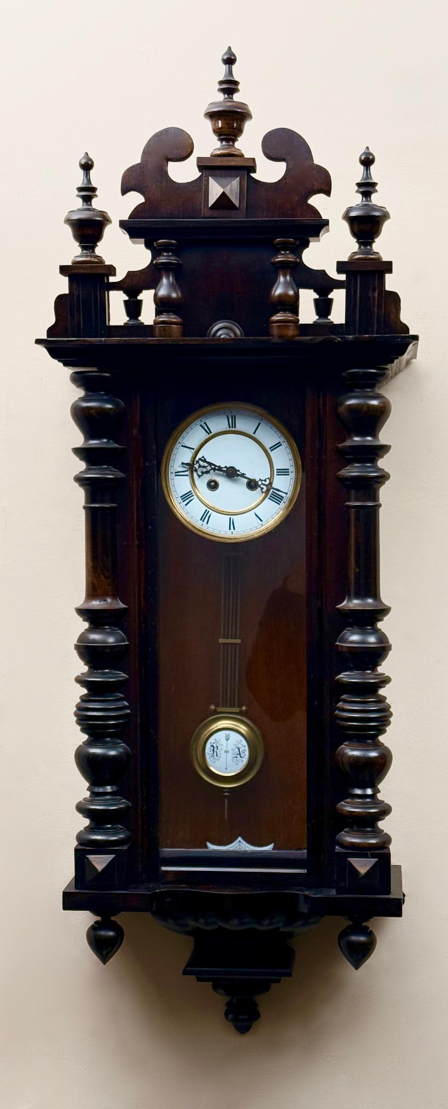 Dekoracyjny zegar ścienny szafkowy