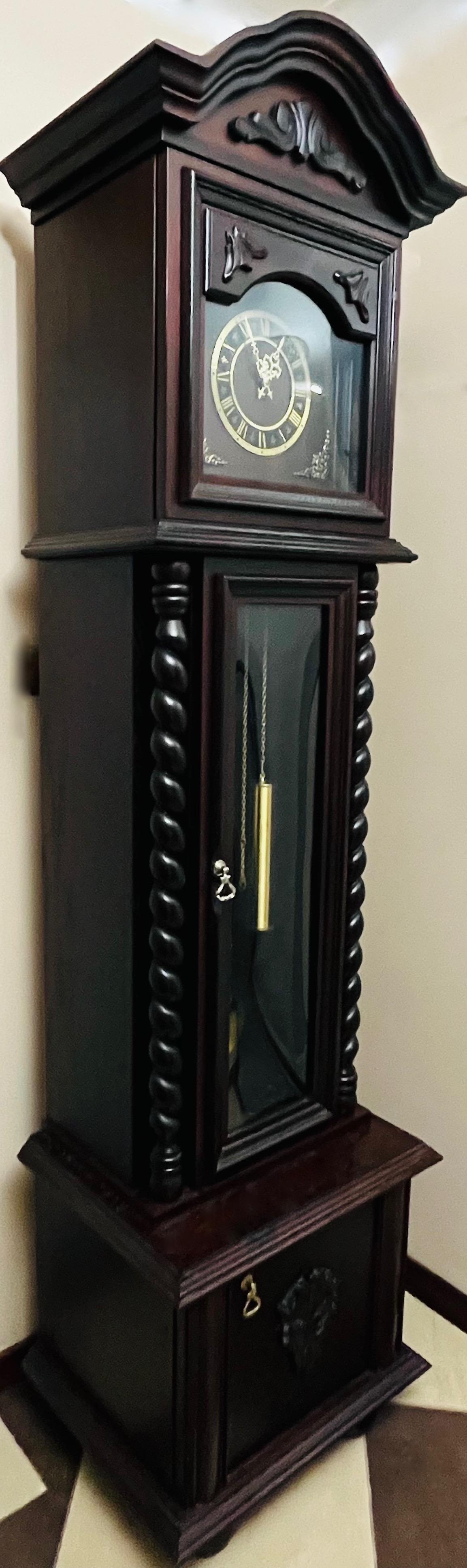 Dekoracyjny zegar stojący w stylu gdańskim