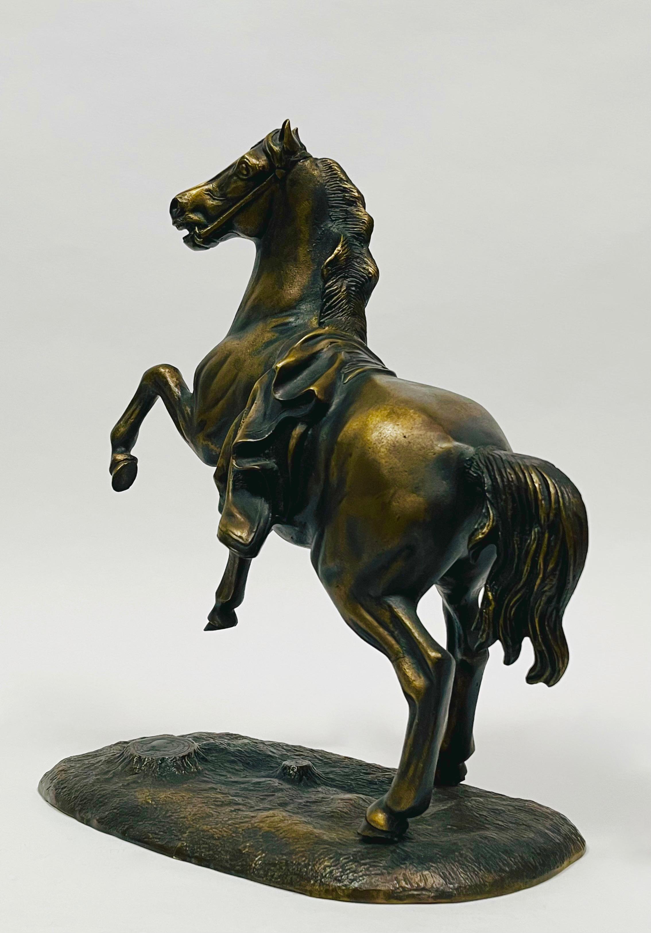 Pełnoplastyczna figura konia stającego dęba