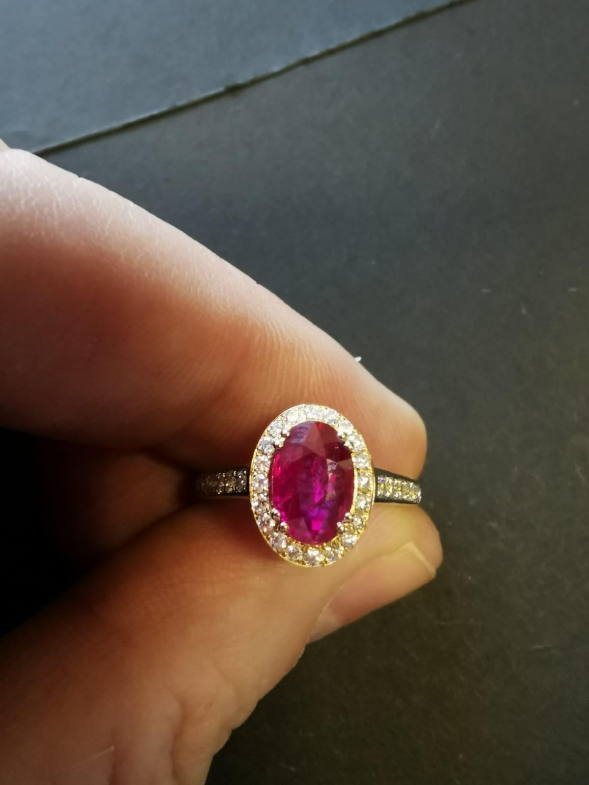 Pierścionek z naturalnym niepoprawianym rubinem 1,52 ct i diamentami