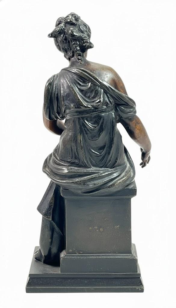 Figura siedzącej Greczynki na cokole