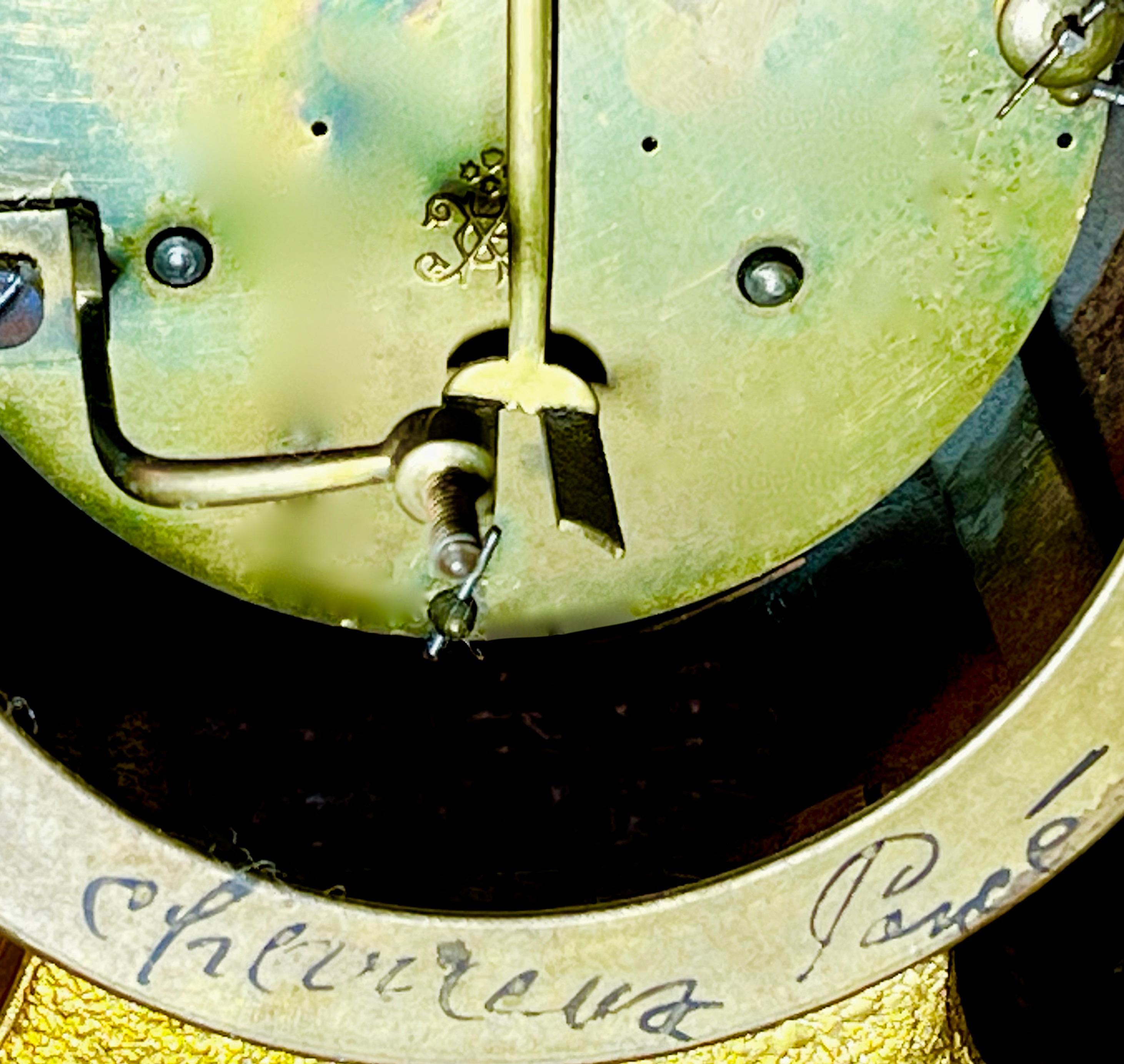 Złocony zegar komodowy