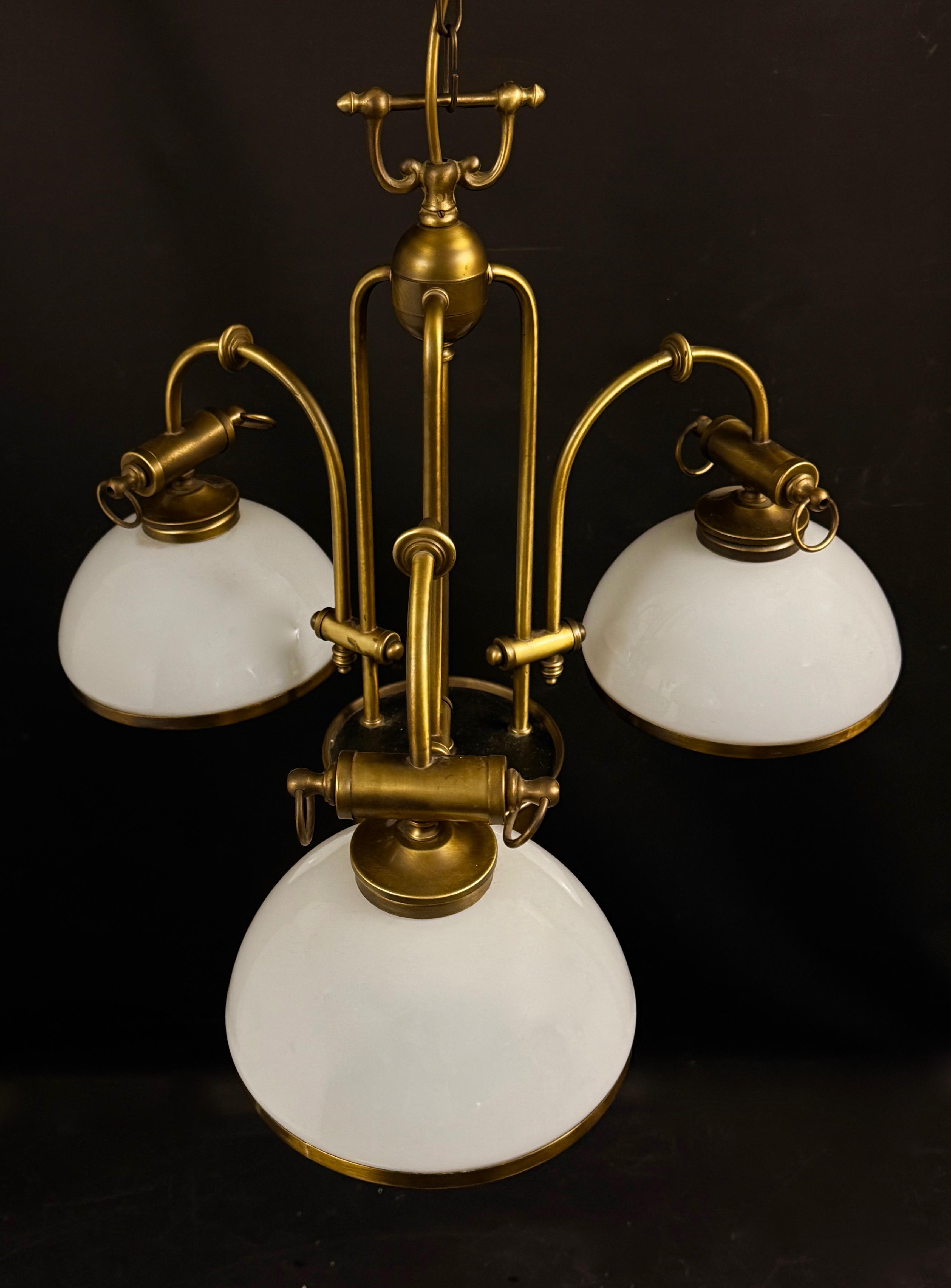 Żyrandol  trójramienny z kloszami