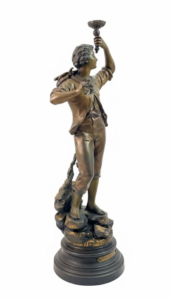 Dekoracyjna figura młodego wędrowca stojąca na cokole