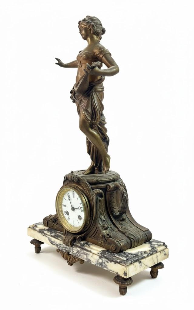 Zegar zdobiony pełnoplastyczną figurą tancerki z mandoliną