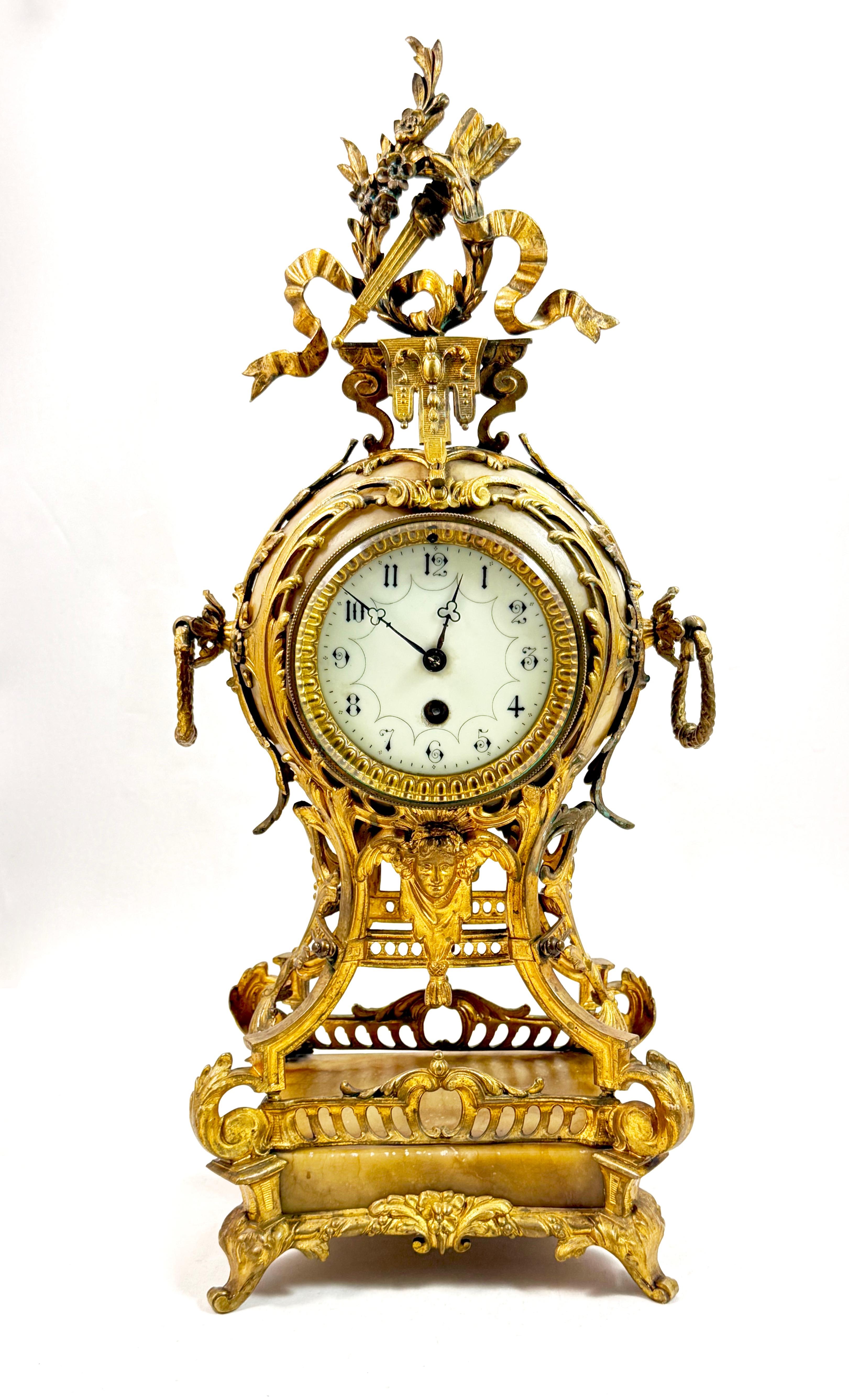 Ażurowy zegar salonowy